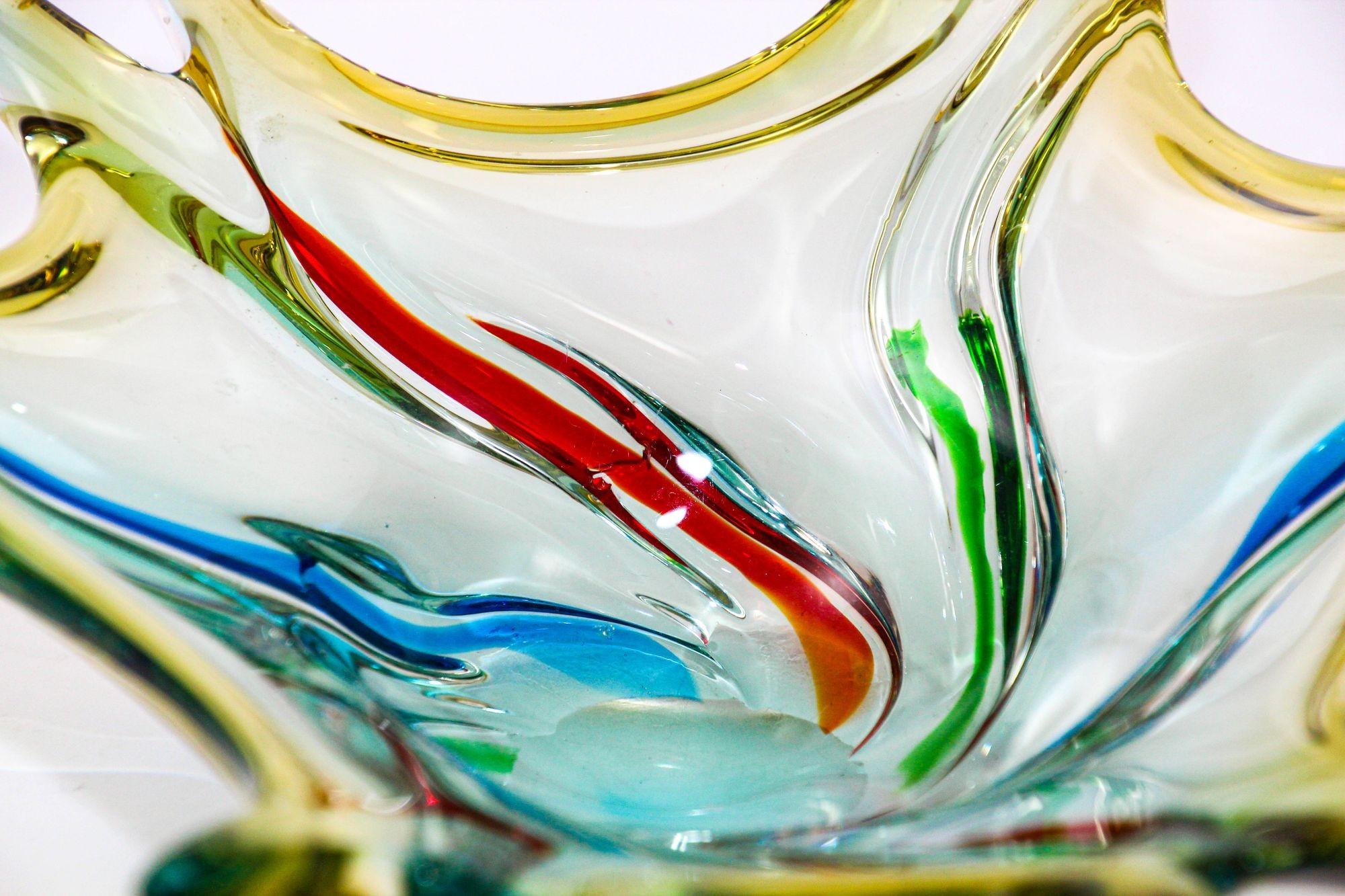 Bol à fruits sculptural italien en verre d'art de Murano des années 1960 en vente 1
