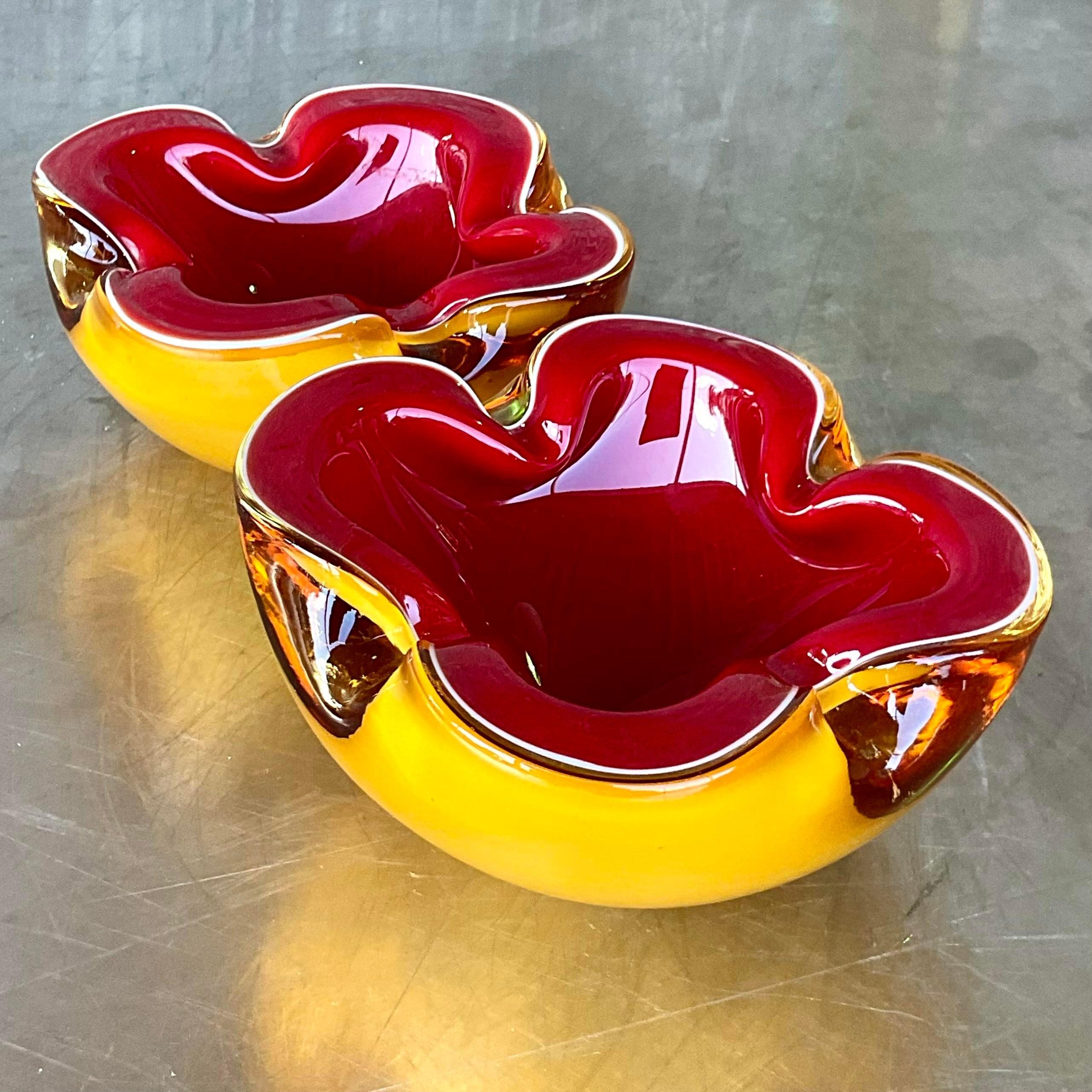 Eleva el nivel de tu mesa con este exquisito par de cuencos de cristal con atributos Vintage Italian Murano Barbini. Impregnados del encanto del Viejo Mundo y la artesanía, combinan sin esfuerzo la elegancia italiana con la sofisticación americana,