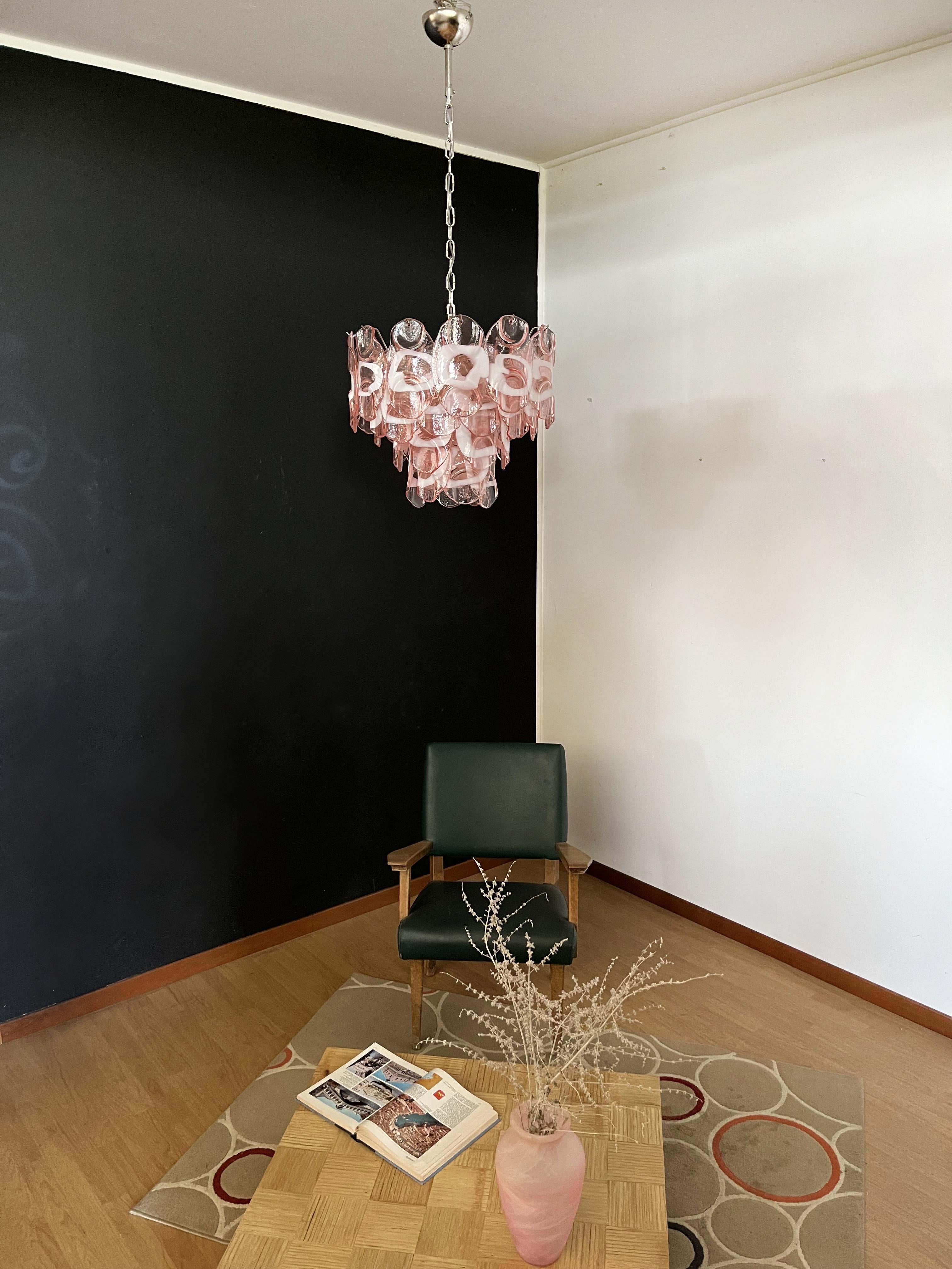Italienische Vintage-Kronleuchterlampe aus Muranoglas, 36 rosa Gläser (Glaskunst) im Angebot