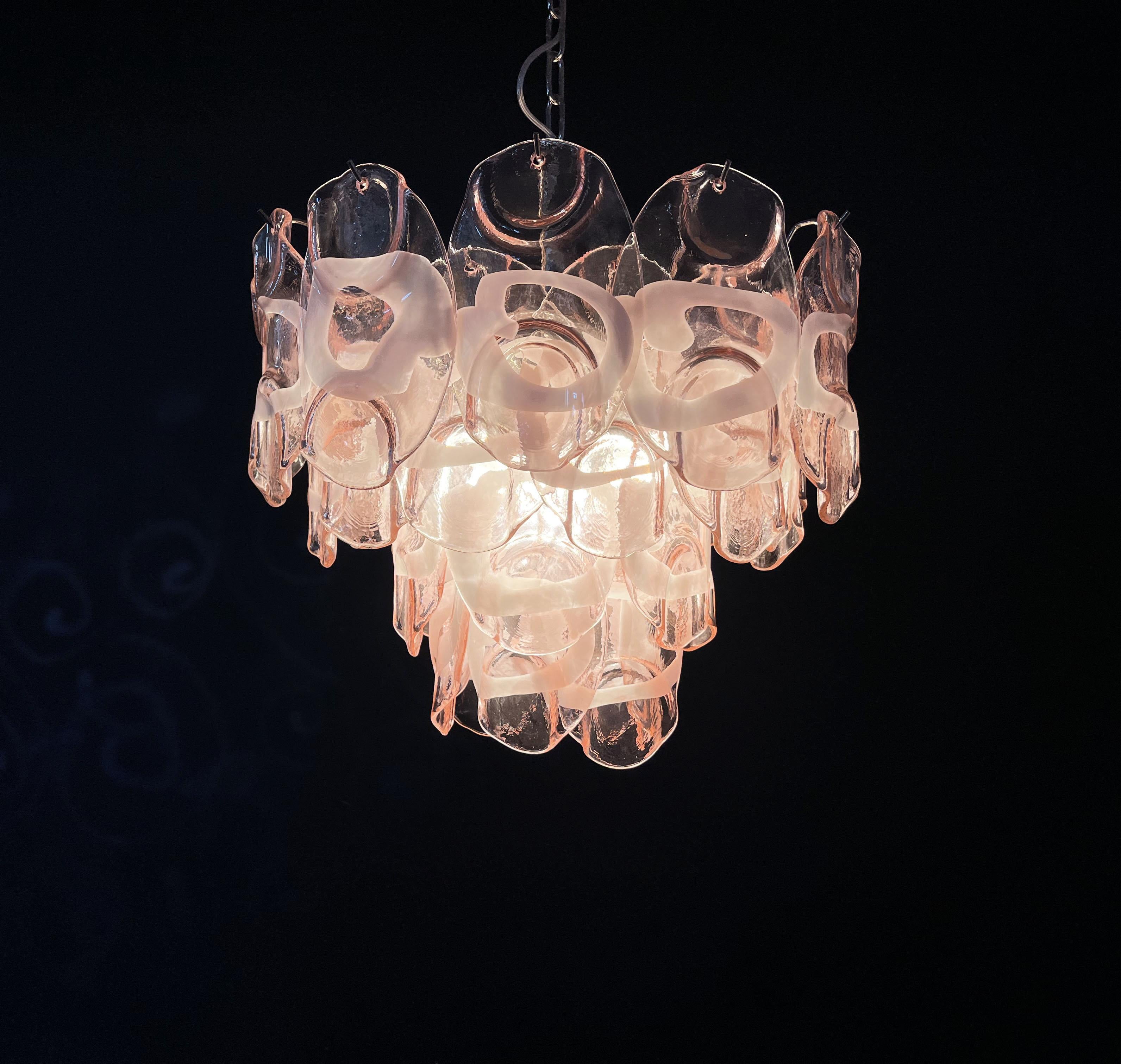 Italienische Vintage-Kronleuchterlampe aus Muranoglas, 36 rosa Gläser im Angebot 2