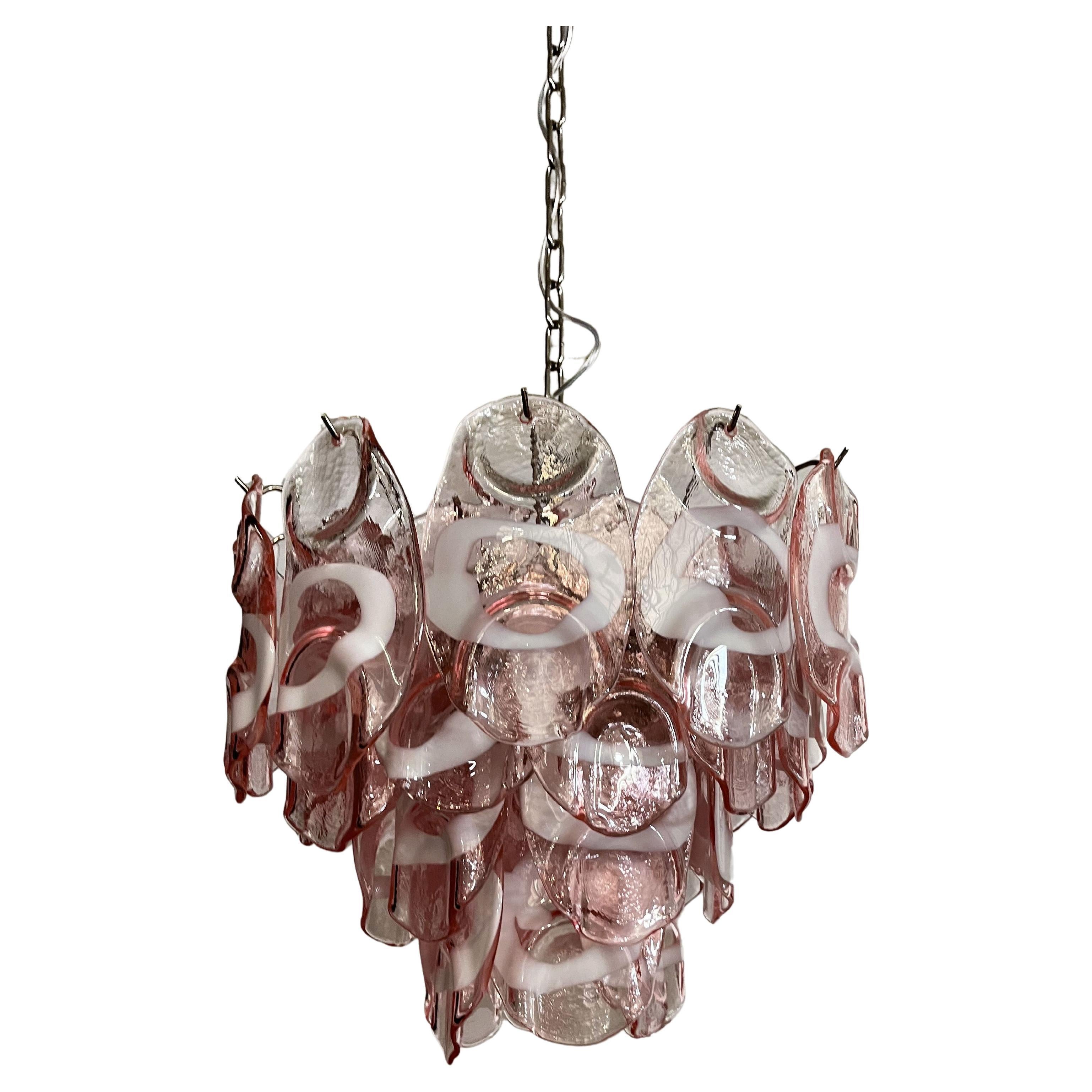 Italienische Vintage-Kronleuchterlampe aus Muranoglas, 36 rosa Gläser im Angebot