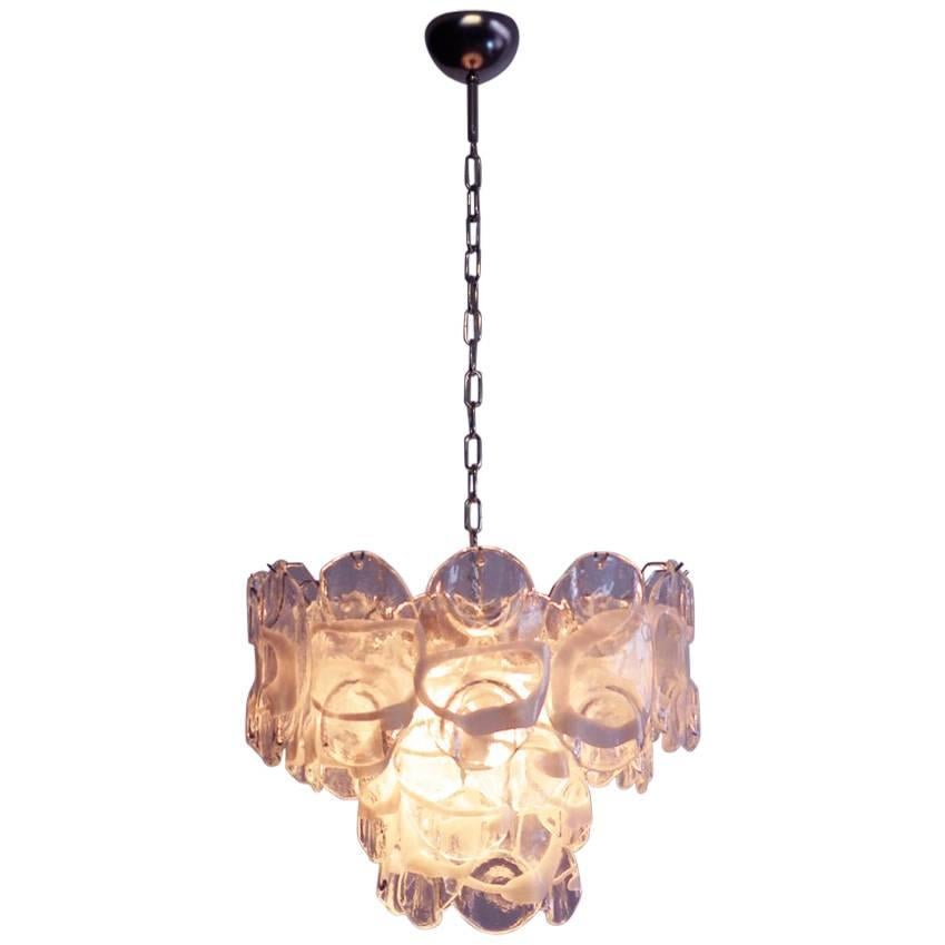 Italienischer Vintage Murano-Kronleuchter im Vistosi-Stil. Der Kronleuchter besteht aus 36 fantastischen weißen und transparenten Murano-Gläsern (