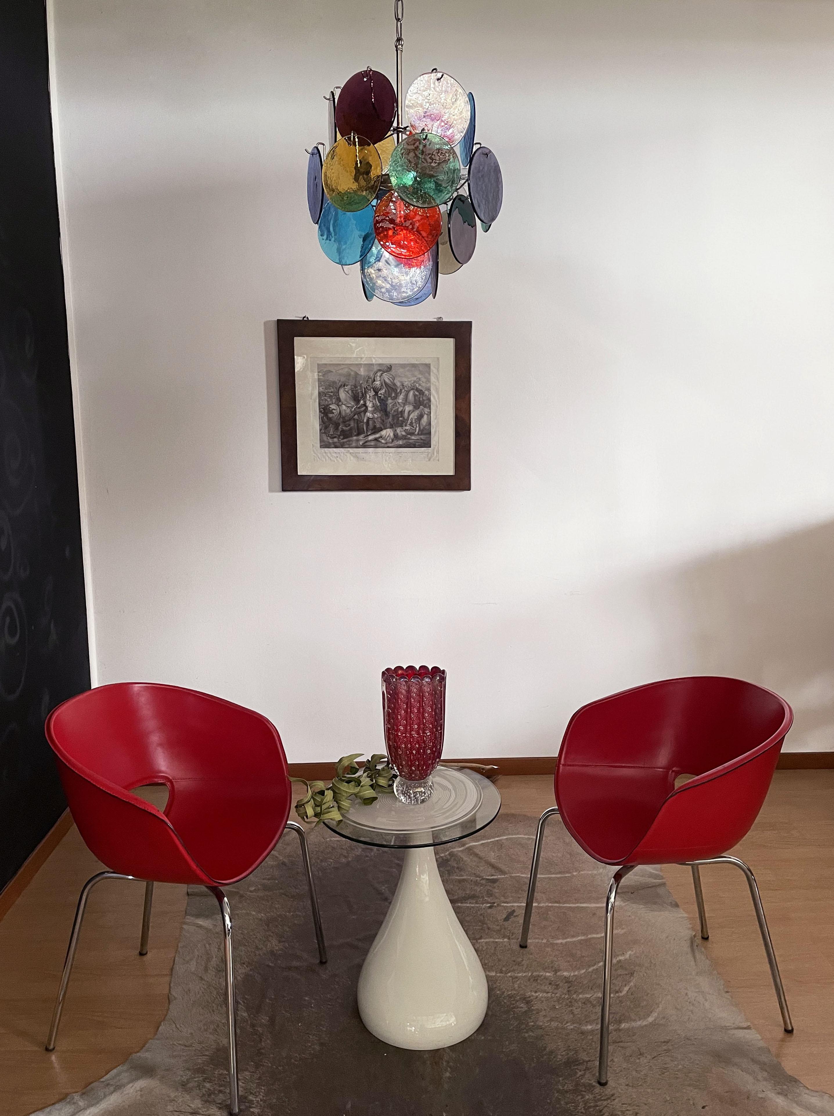 Vieux lustre italien en Murano de style Vistosi. Le lustre comporte 24 fantastiques disques multicolores de Murano dans un cadre métallique.
Période : fin du XXe siècle
Dimensions : 41,30 pouces (105 cm) de hauteur avec chaîne ; 20,50 pouces (52 cm)