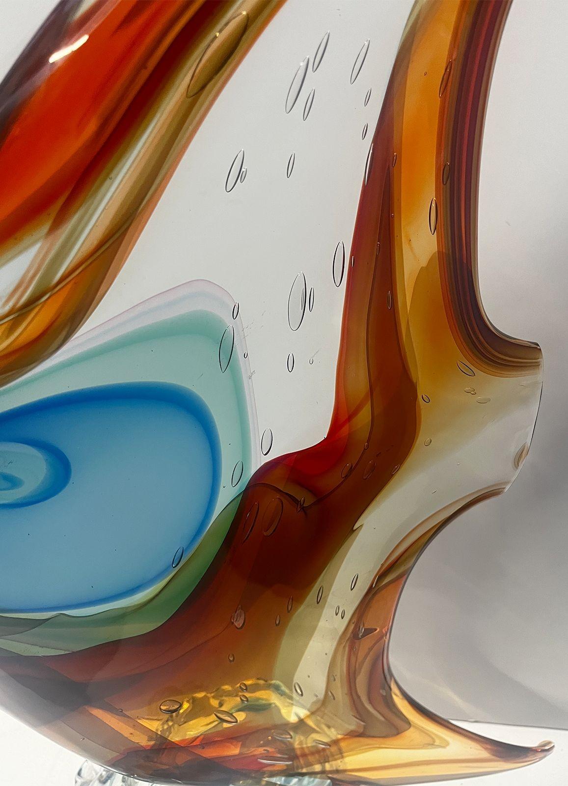 Sculpture vintage colorée en forme de poisson, réalisée par Sergio Costantini pour Vetro Artistico Murano, dans des tons clairs, rouges, bleus, jaunes et verts. Fabriqué en Italie, 20e siècle (avec autocollant et signature).
22 