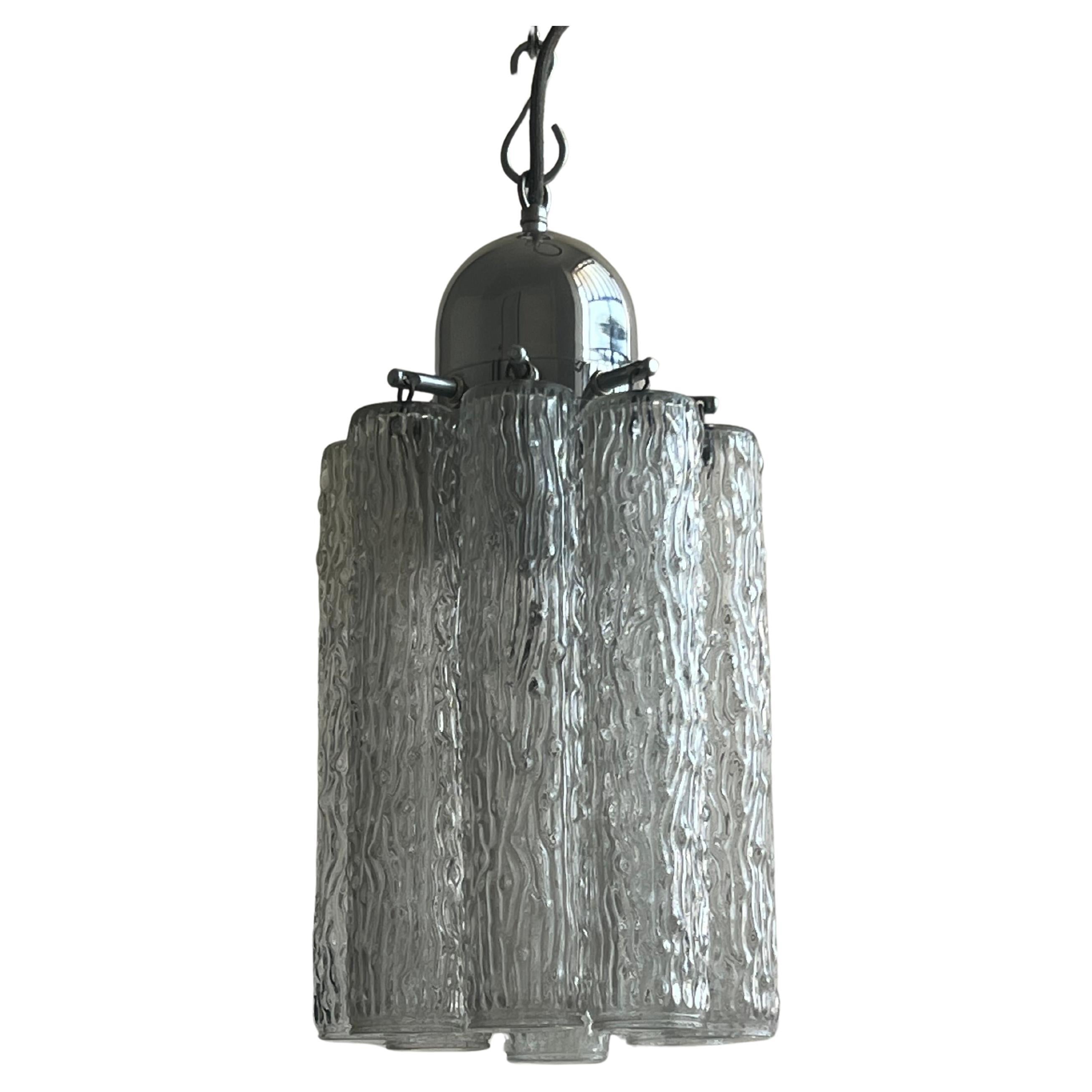 Sottile pendente circolare a cascata di occhiali realizzato in Italia all'inizio degli anni '60. 
Un pezzo di luce elegante e raffinato che dà un accento alla tua stanza come un piccolo Jewell.

La cornice ha una forma ovale realizzata interamente