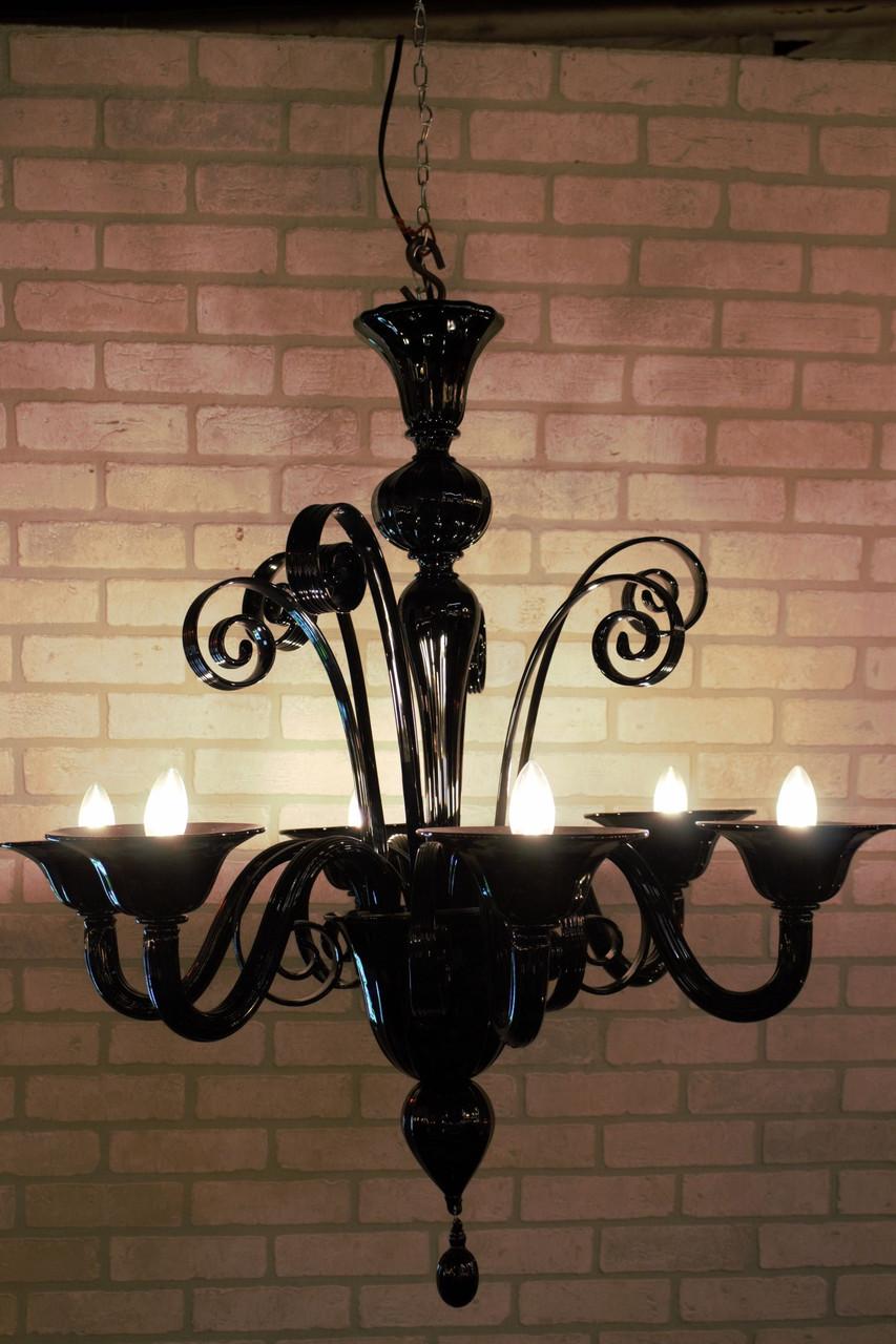 Lámpara de cristal de Murano Vintage Italian Glass en negro

Decora tu espacio con esta araña ornamentada de cristal negro monocromo. Seis luces se ramifican desde la base, mientras que cuatro espirales se elevan para crear hermosas sombras.

El