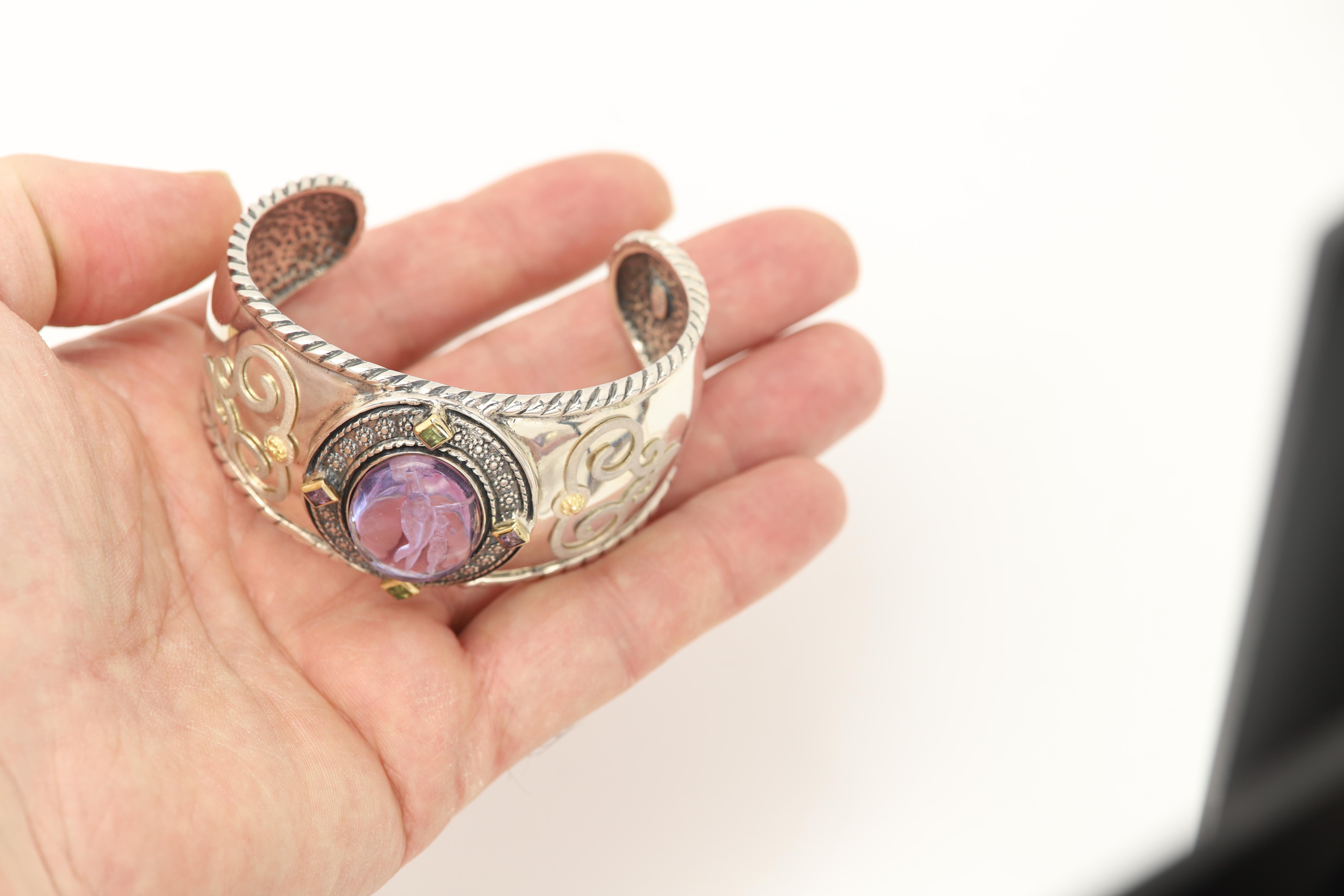Vintage Italian Murano Glass Cuff Bracelet Cameo of Venus and Cupid Goddess In New Condition For Sale In Brooklyn, NY