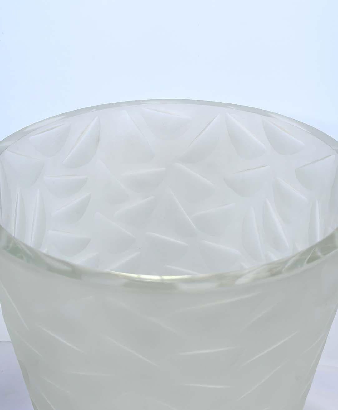 Vintage Murano glass ice bucket with geometric relief design all around by Salviati. Made in Italy for the 