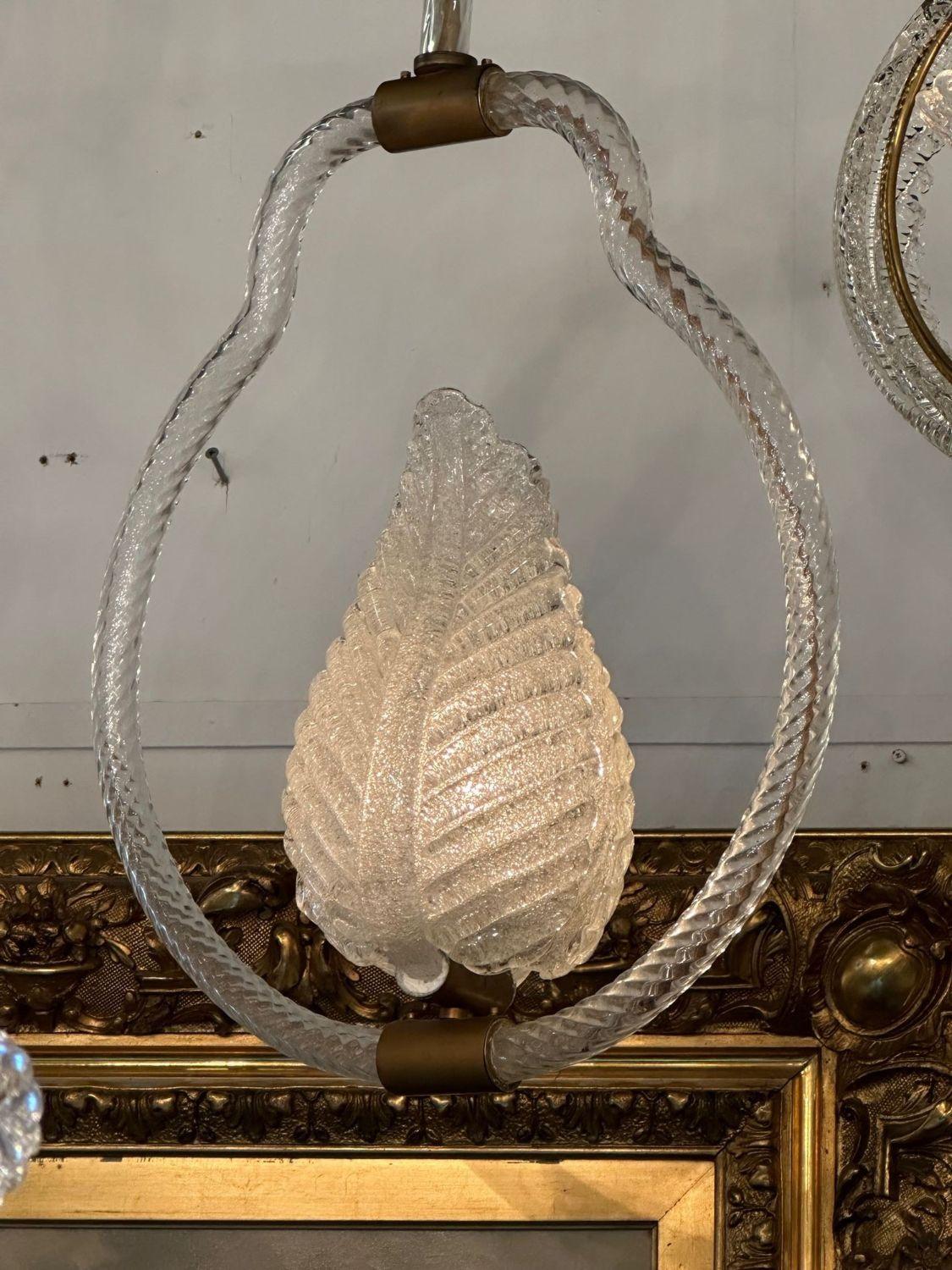 Vintage italien, pendentif en laiton et feuilles de verre de Murano d'après Barovier. Circa 1960. Le lustre a été recâblé par des professionnels, nettoyé et est prêt à être suspendu.