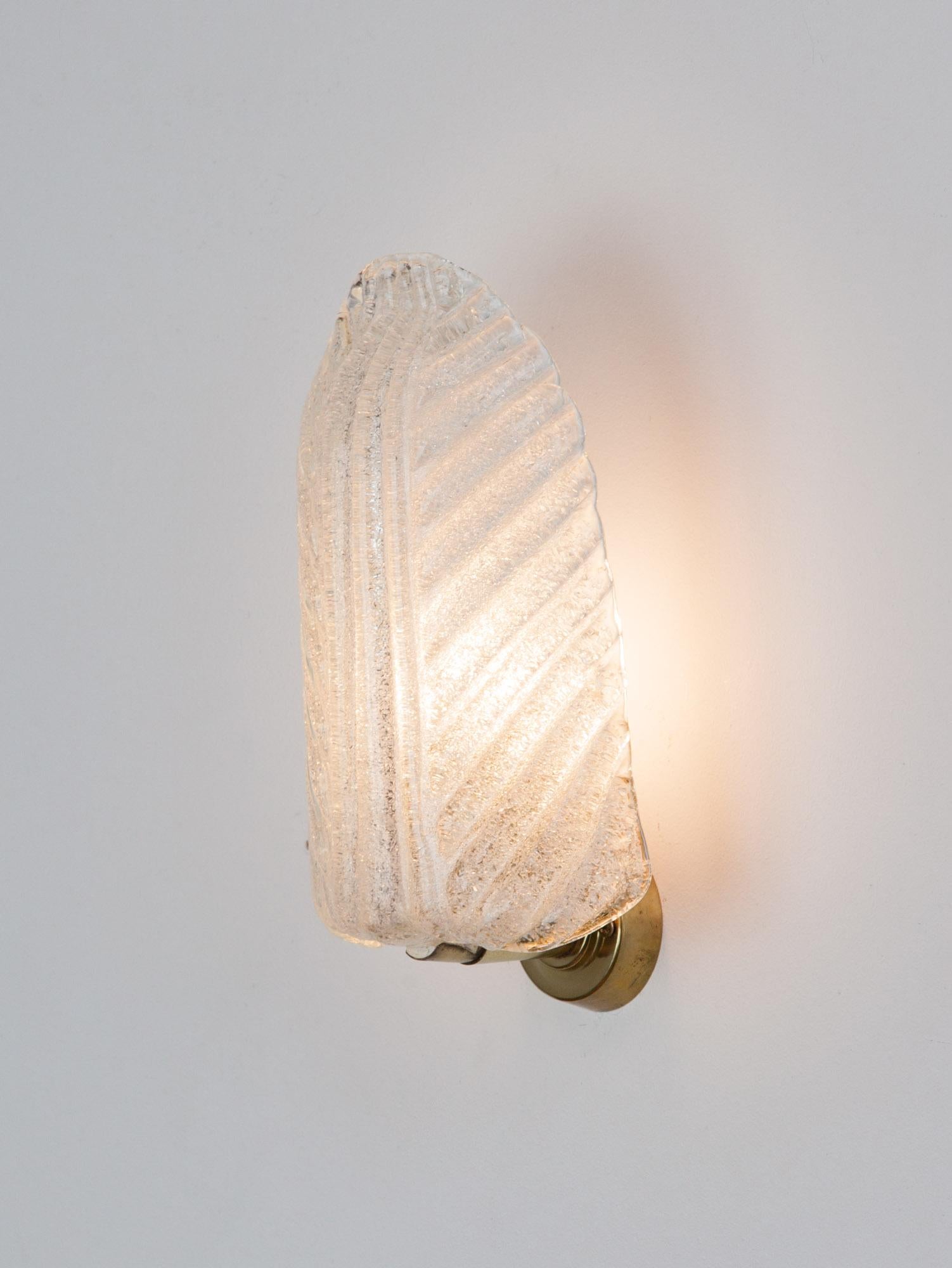 Lovely Italian Barovier (attr.) wall light with a textural Murano ‘ice’ glass shade and brass fixtures. The opaque molded glass emits a soft ambient light. Made in Italy in the 1980s.

Excellent vintage condition with minor signs of wear. The