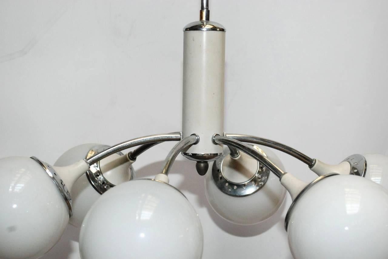 Vintage Italian pendant with six glossy white Murano Glass globes mounted on cream enameled metal frame. Designed by Targetti, Italy, circa 1960s. 
Dimensions:
25