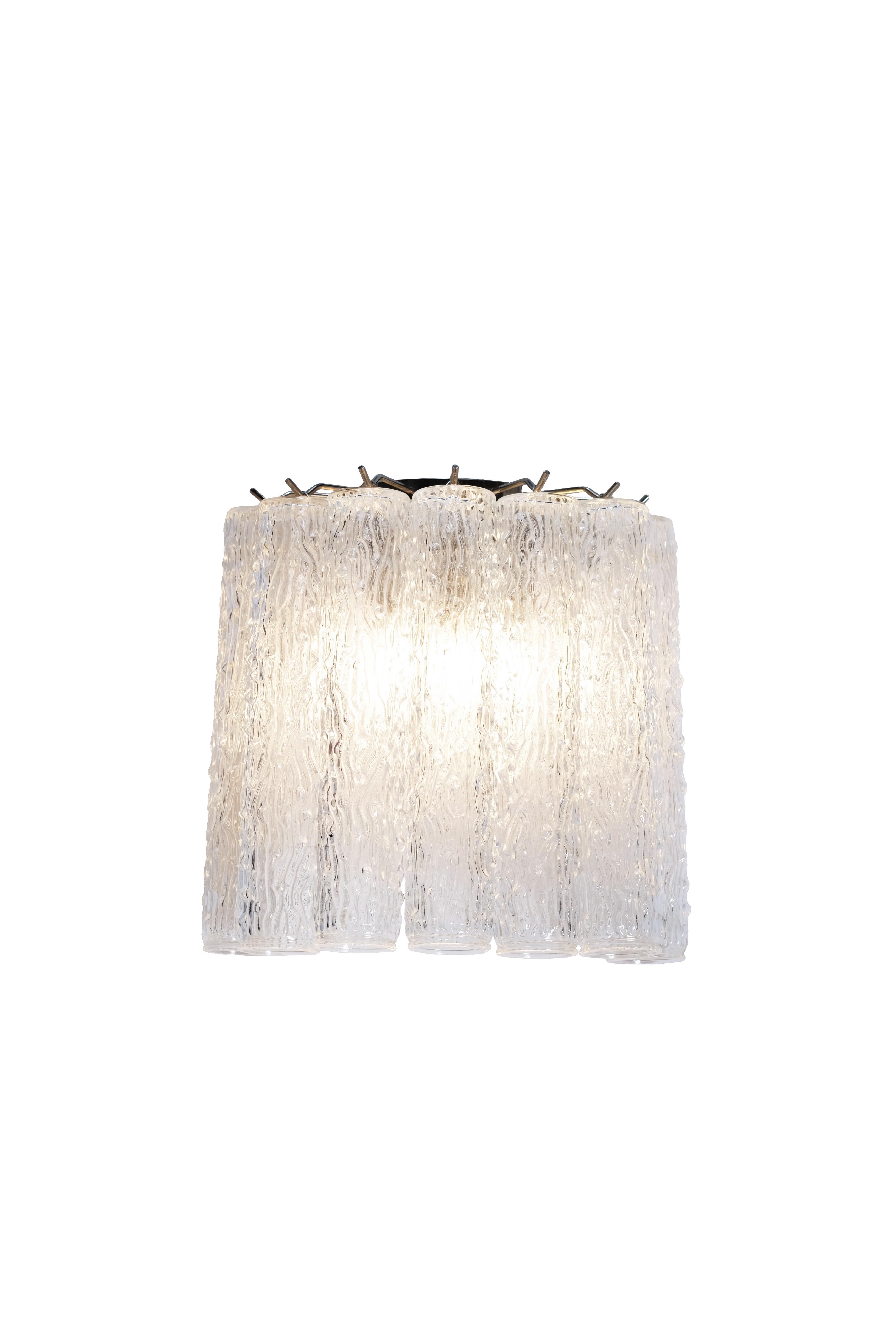 Pareja de apliques de cristal de Murano italiano vintage de Mazzega. Cada pieza de vidrio se ha soplado en forma de óvalo grueso. 