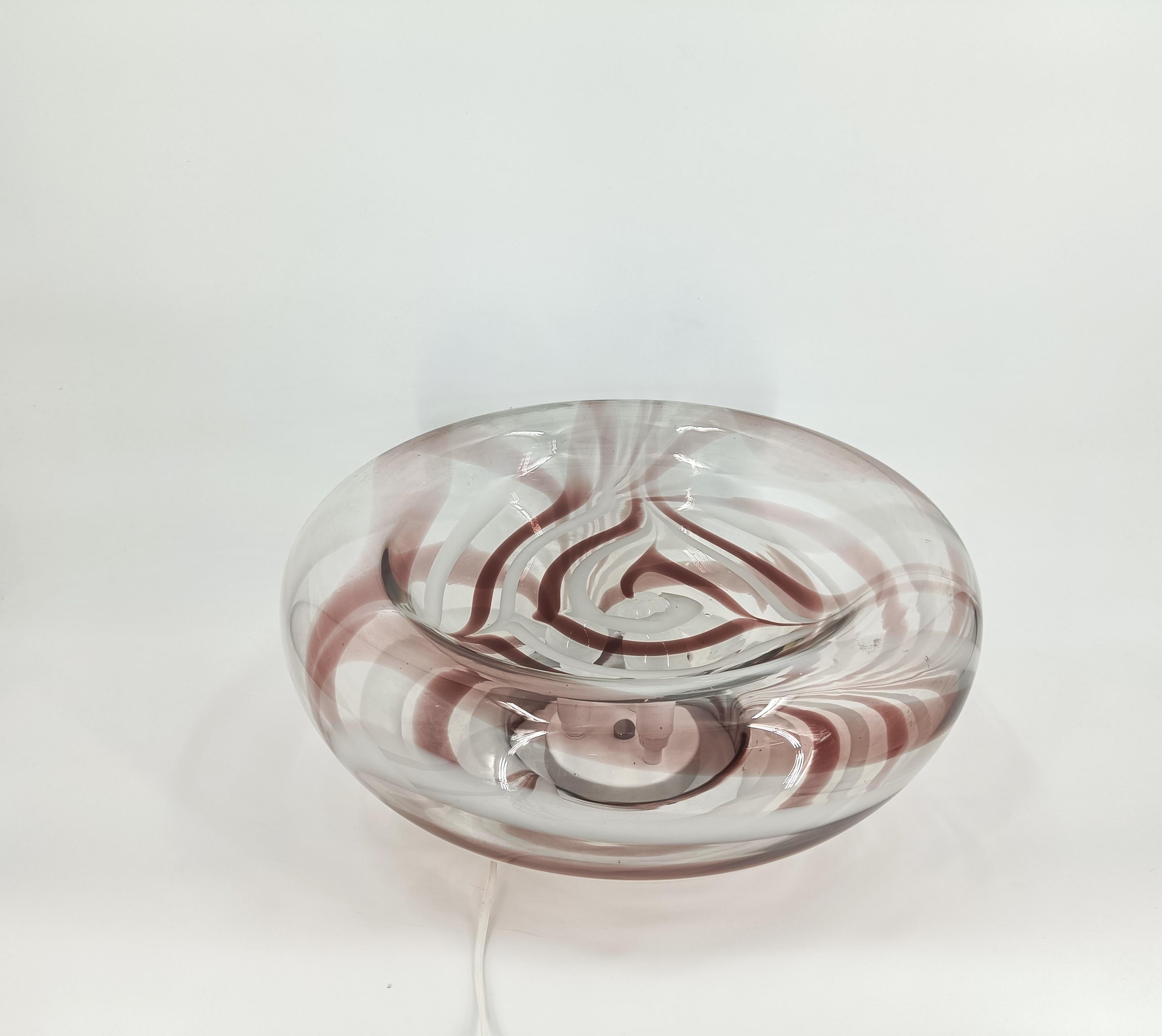 Tischleuchte von Mazzega aus der Mitte des Jahrhunderts mit einem Lampenschirm aus Murano-Glas und einem Sockel aus weißem Metall.

Schöne Lampe aus der Mitte des Jahrhunderts, die ein weiches, gedämpftes Licht ausstrahlt.

Guter Zustand, getestet