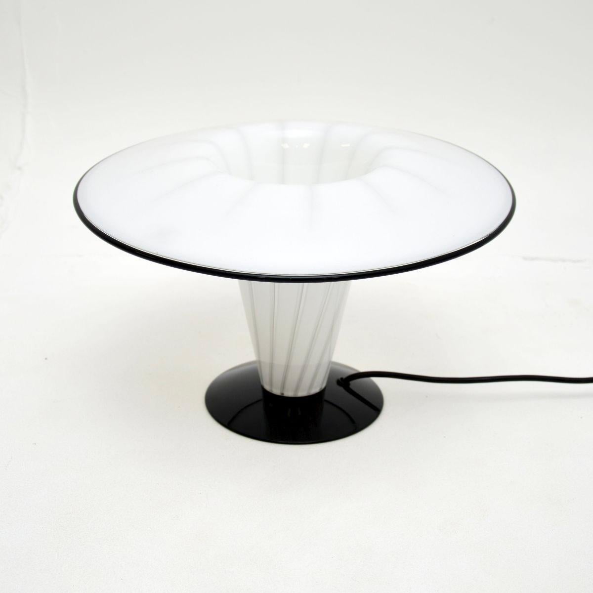 Lampe de table en verre Murano vintage, très élégante et bien fabriquée, datant des années 1970.

Ce produit est d'une superbe qualité, il est magnifiquement conçu en forme de champignon. La douille se trouve au centre et cette lampe s'allume vers