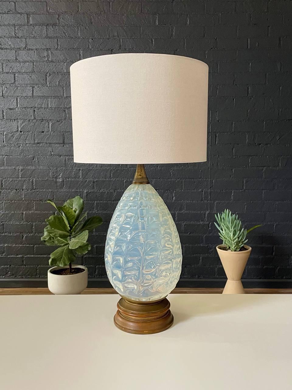 Vintage Italian Murano Glass Table Lamp with Brass Accent In Good Condition For Sale In Los Angeles, CA