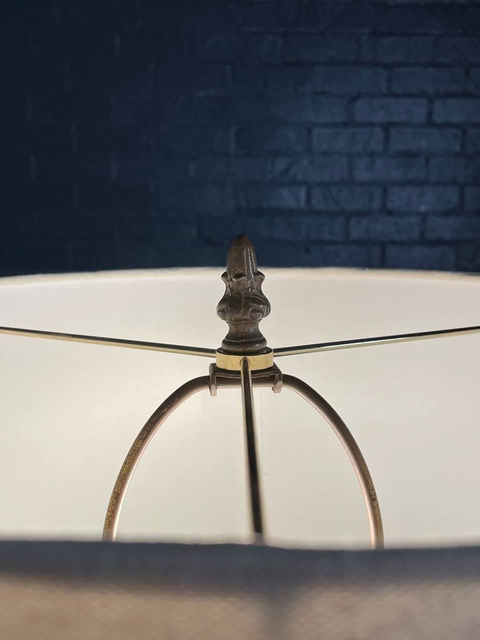 Mid-20th Century Vintage Italian Murano Glass Table Lamp with Brass Accent For Sale