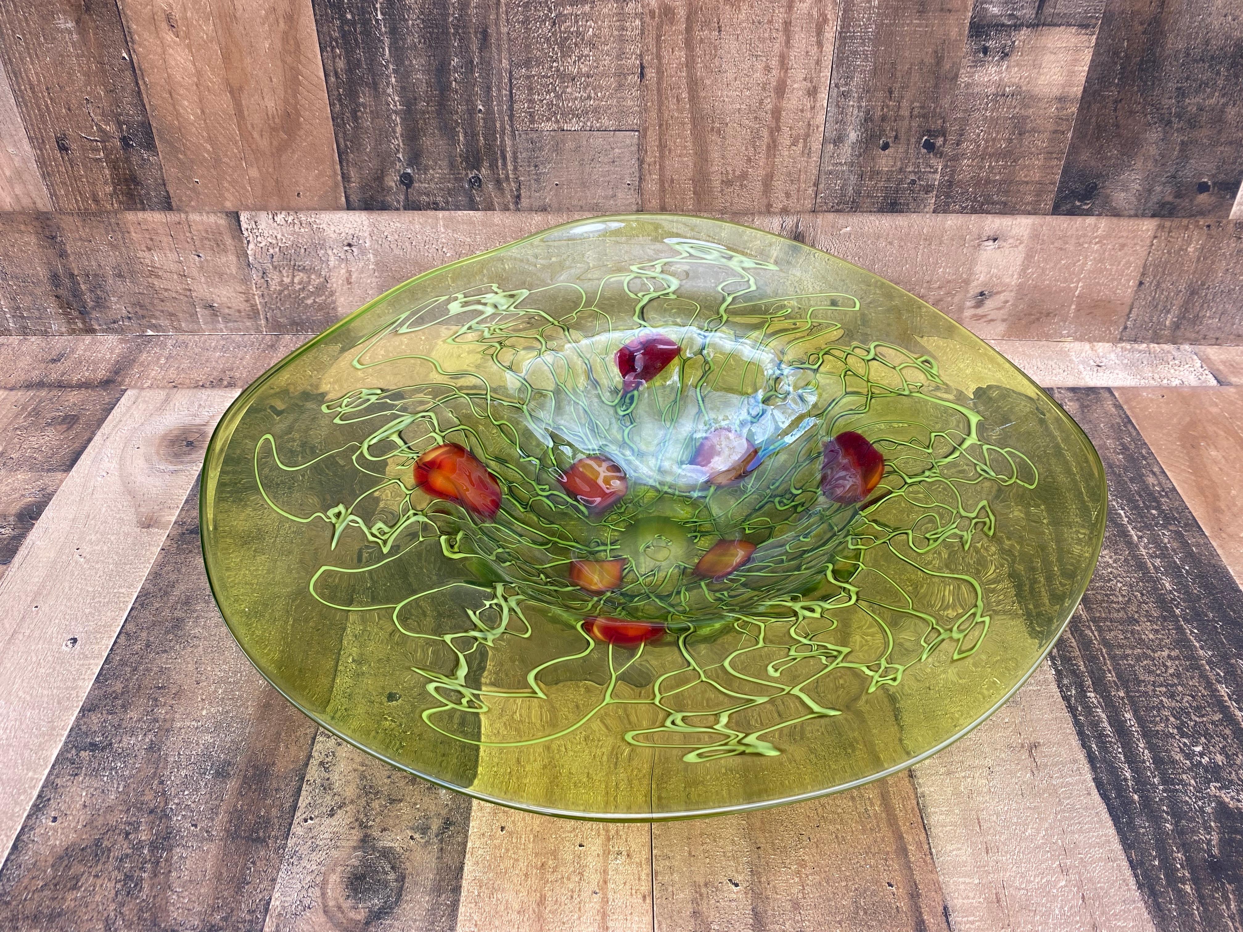 Vaso / Ciotola / Piatto d'epoca italiano di Murano verde e rosso a forma di cappello

Questo piatto in vetro di Murano soffiato verde e rosso  sarebbe uno splendido pezzo centrale sul tuo tavolino o sulla tua consolle. Utilizzalo come piatto da