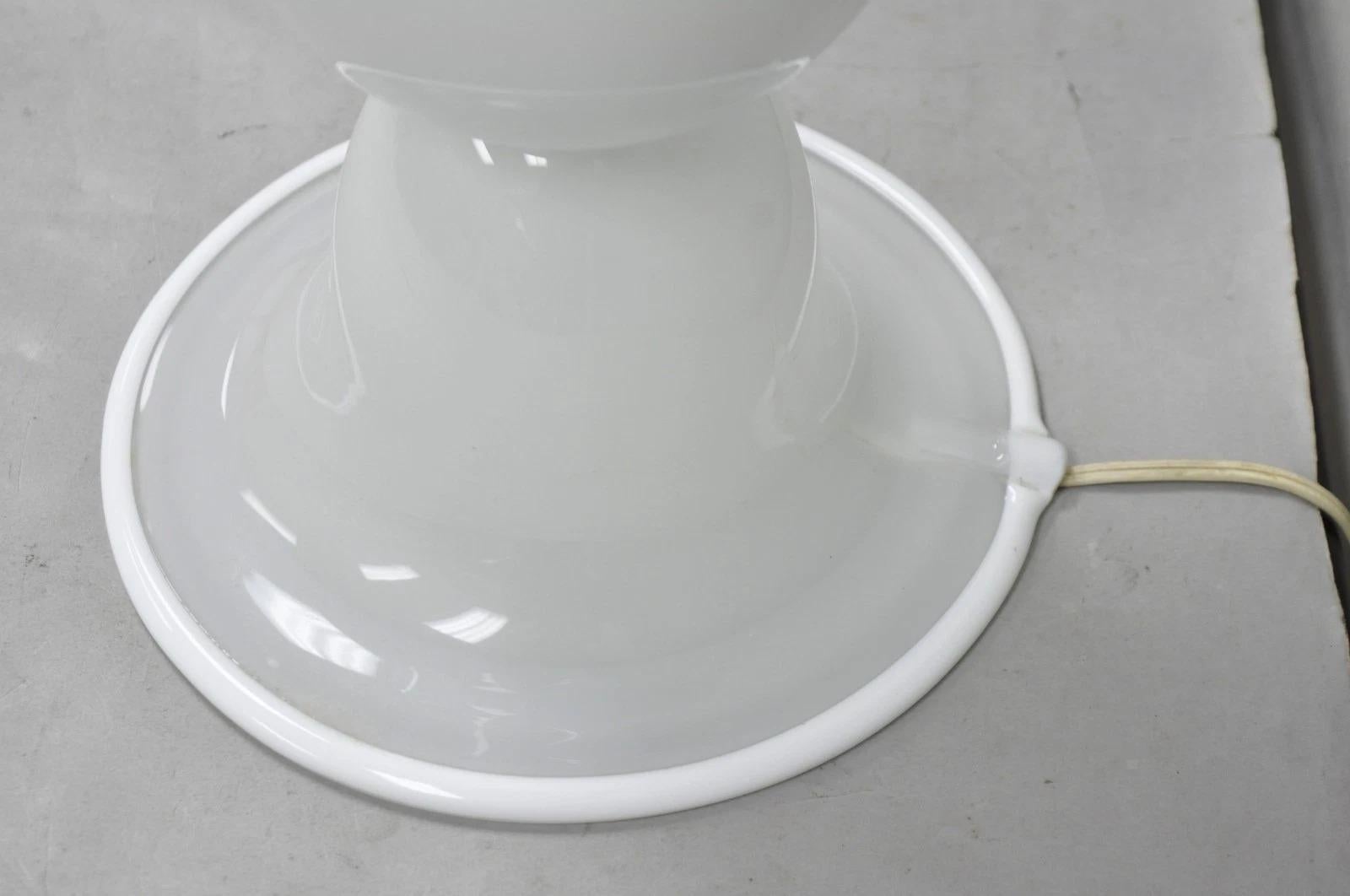 Vintage Italian Murano Mid Century Modern Glass White Handkerchief Table Lamp en vente 5
