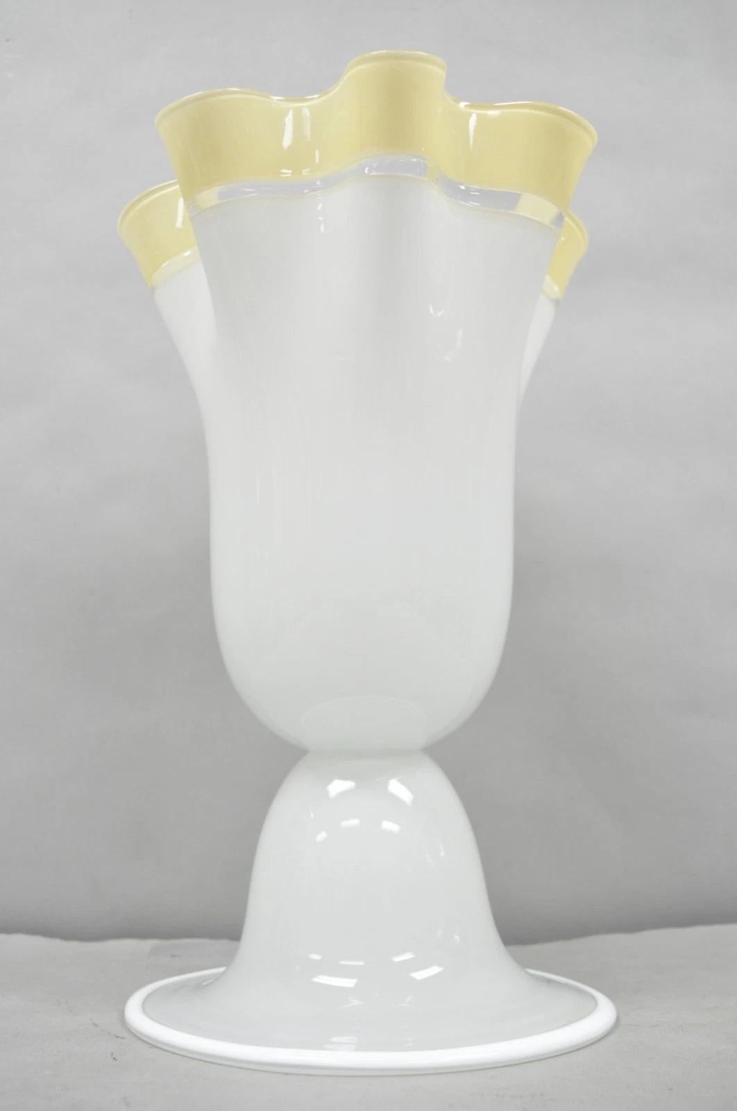 Vintage Italian Murano Mid Century Modern Glass White Handkerchief Table Lamp en vente 8