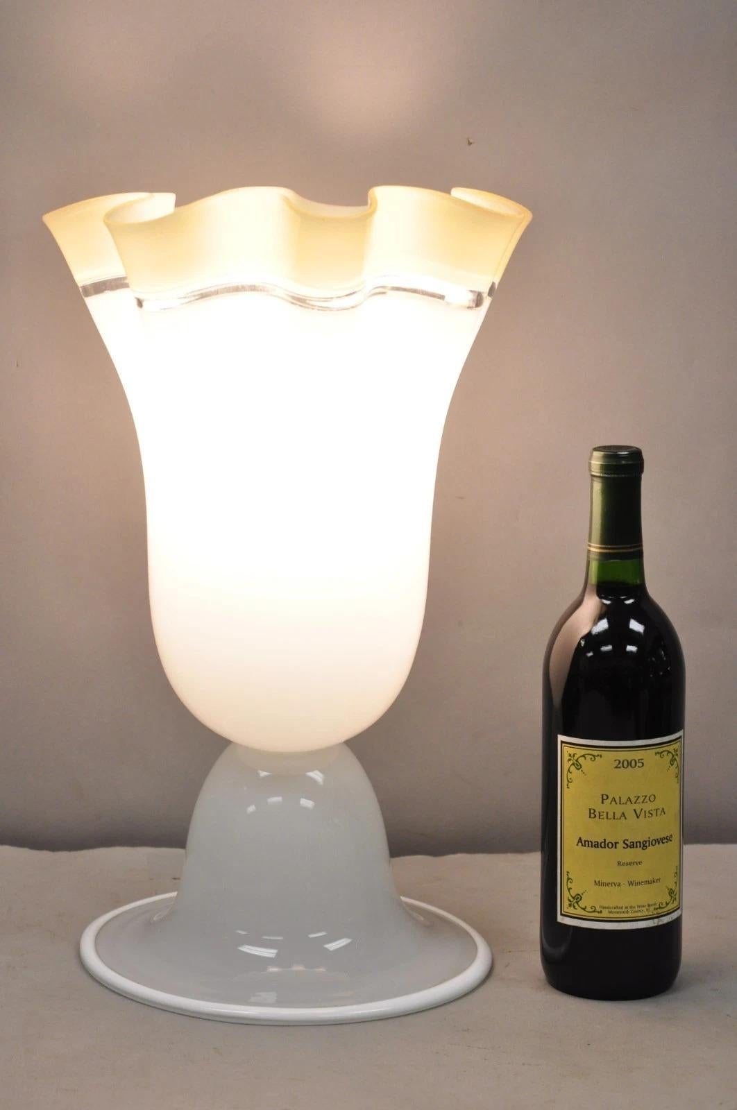 Lampe de table mouchoir en verre blanc vintage italien Murano Mid Century Modern. Circa Mid 20th Century. Dimensions : 16