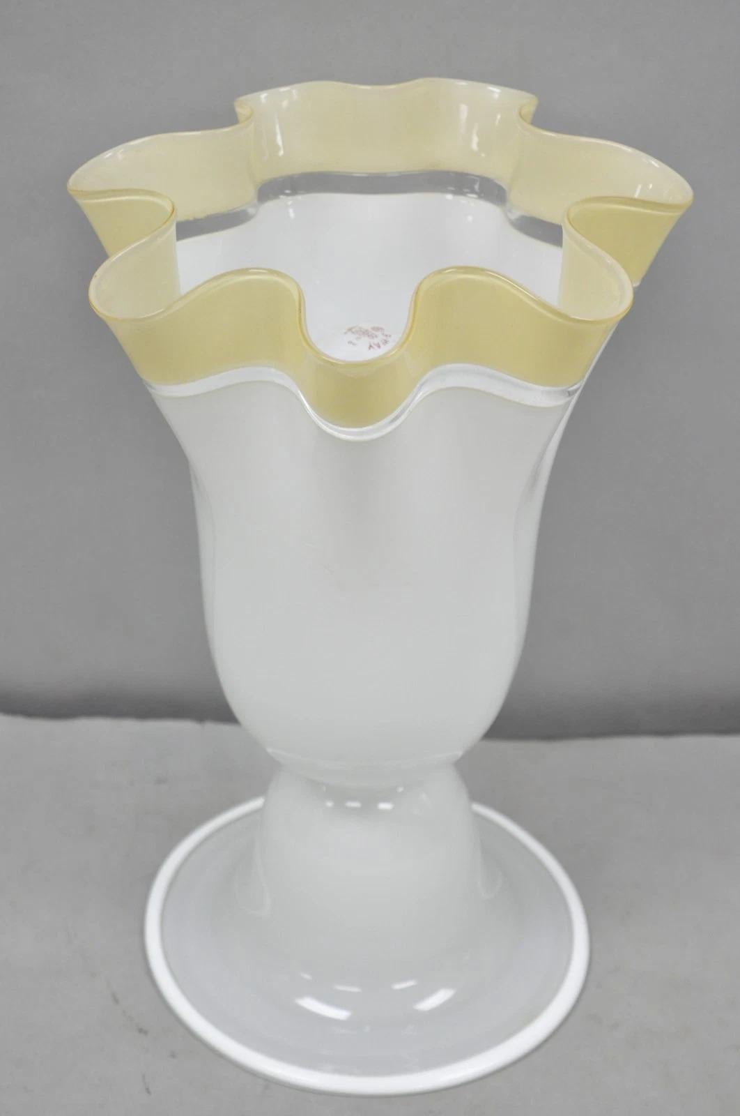 Mid-Century Modern Vintage Italian Murano Mid Century Modern Glass White Handkerchief Table Lamp en vente