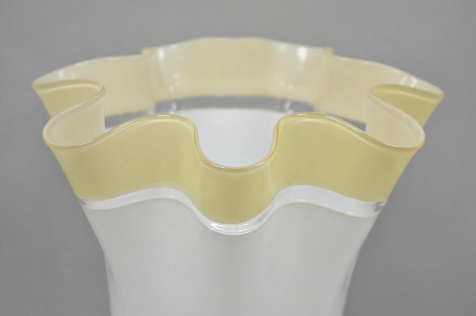 Vintage Italian Murano Mid Century Modern Glass White Handkerchief Table Lamp Bon état - En vente à Philadelphia, PA