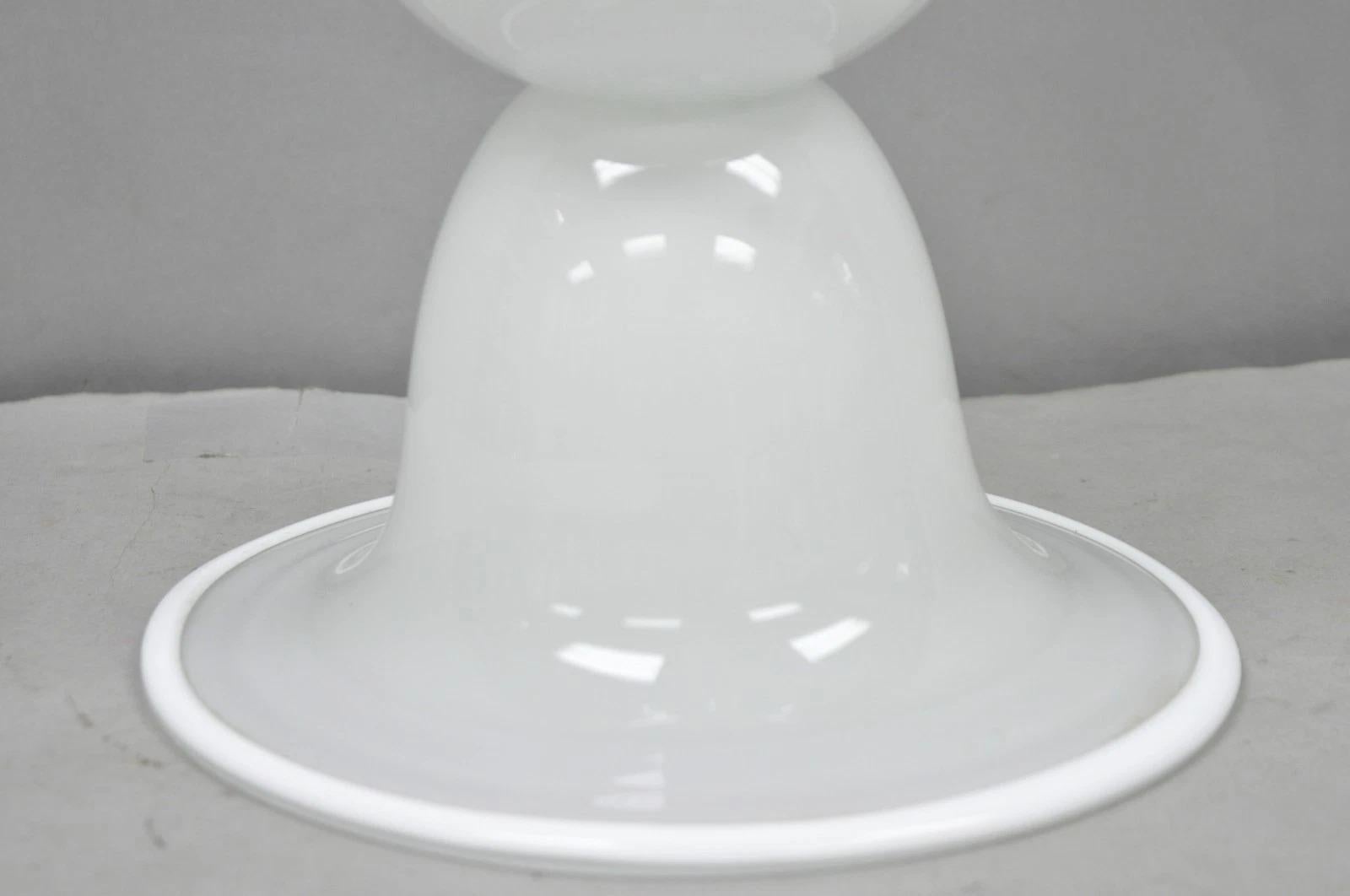20ième siècle Vintage Italian Murano Mid Century Modern Glass White Handkerchief Table Lamp en vente