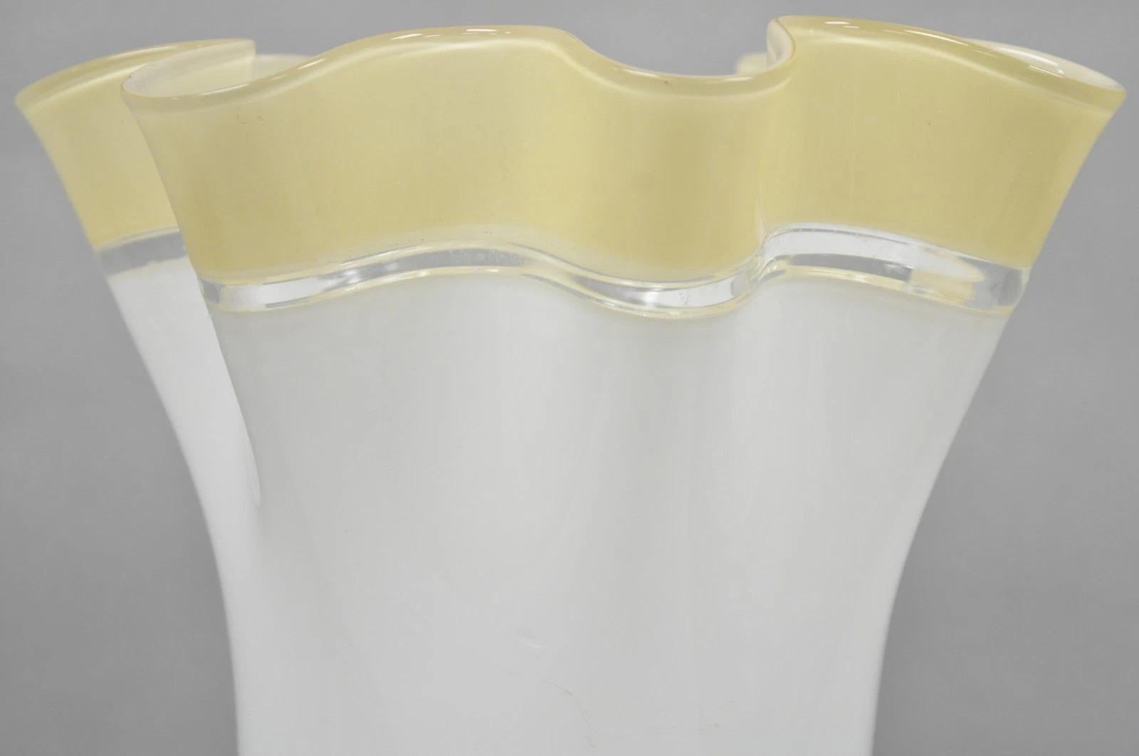 Verre Vintage Italian Murano Mid Century Modern Glass White Handkerchief Table Lamp en vente