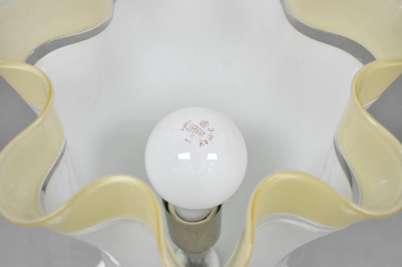 Vintage Italian Murano Mid Century Modern Glass White Handkerchief Table Lamp en vente 1