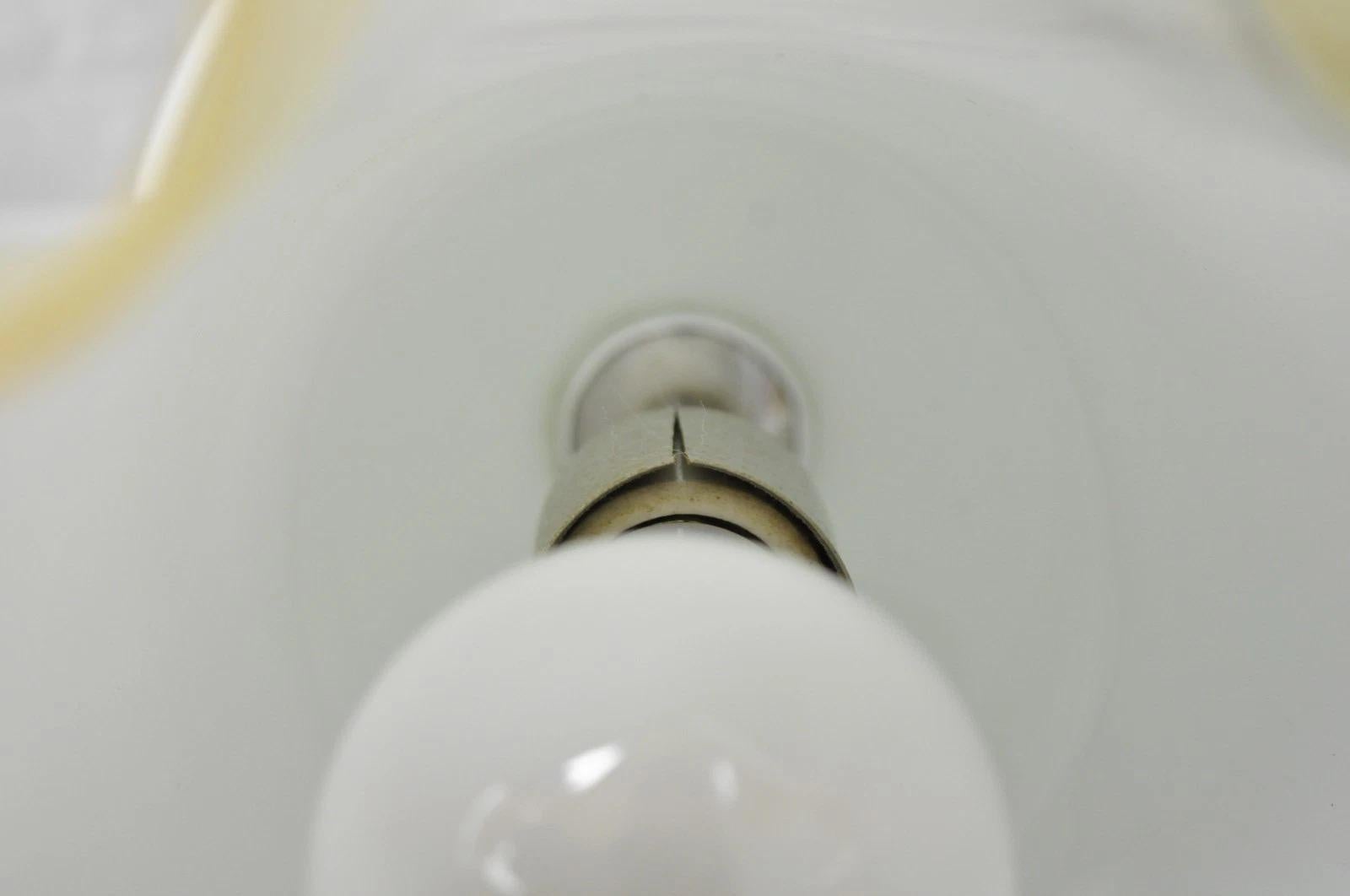 Vintage Italian Murano Mid Century Modern Glass White Handkerchief Table Lamp en vente 2