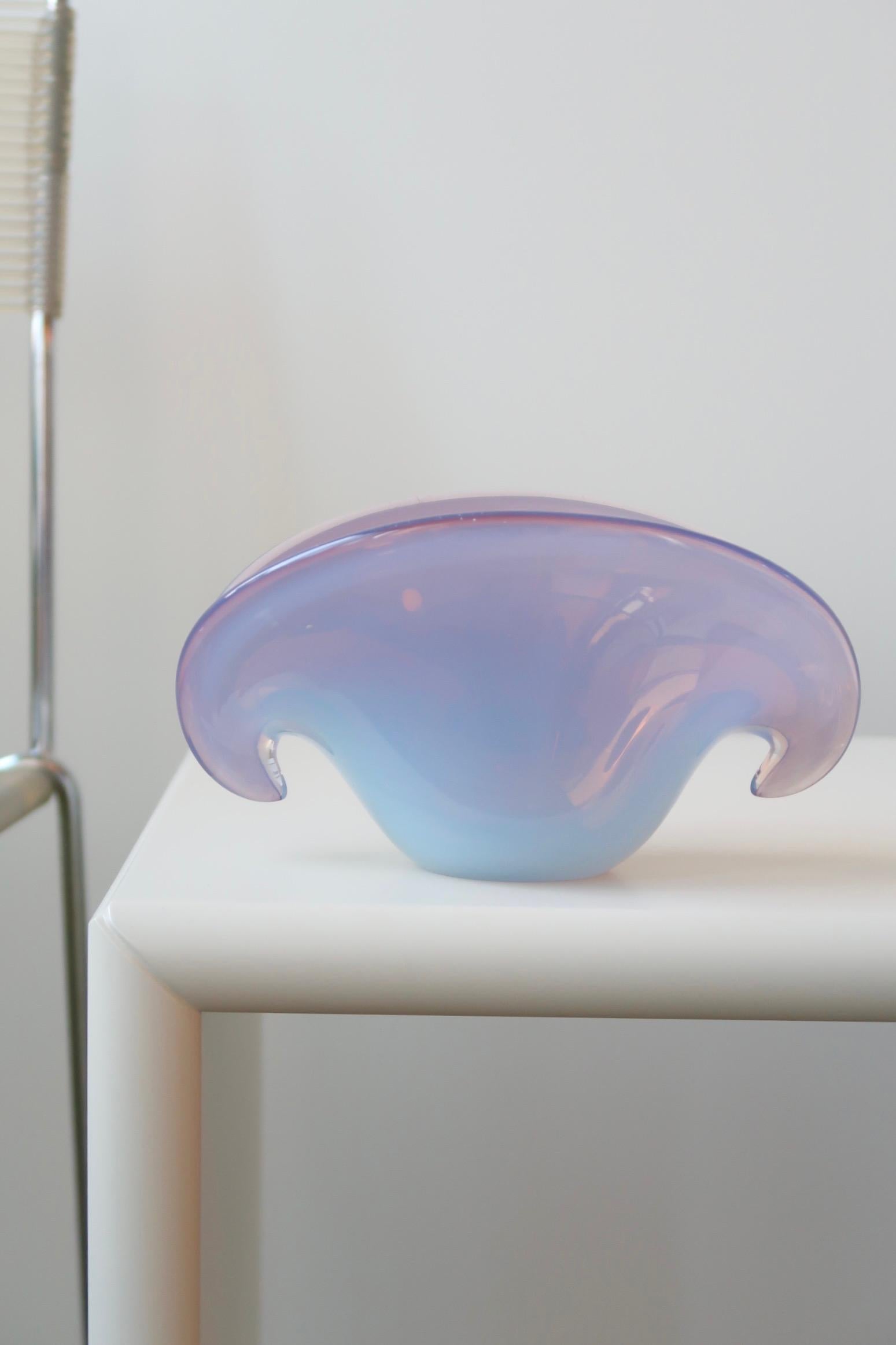 Vintage Murano shell bowl in a beautiful purple tone. Mouth-blown glass in the shape of a shell. The bowl has two bases and can therefore both stand upright or rest on its side. Handmade in Italy, 1960s/70s. Measures: L: 19.5 cm W: 9.5 cm H: 10 cm