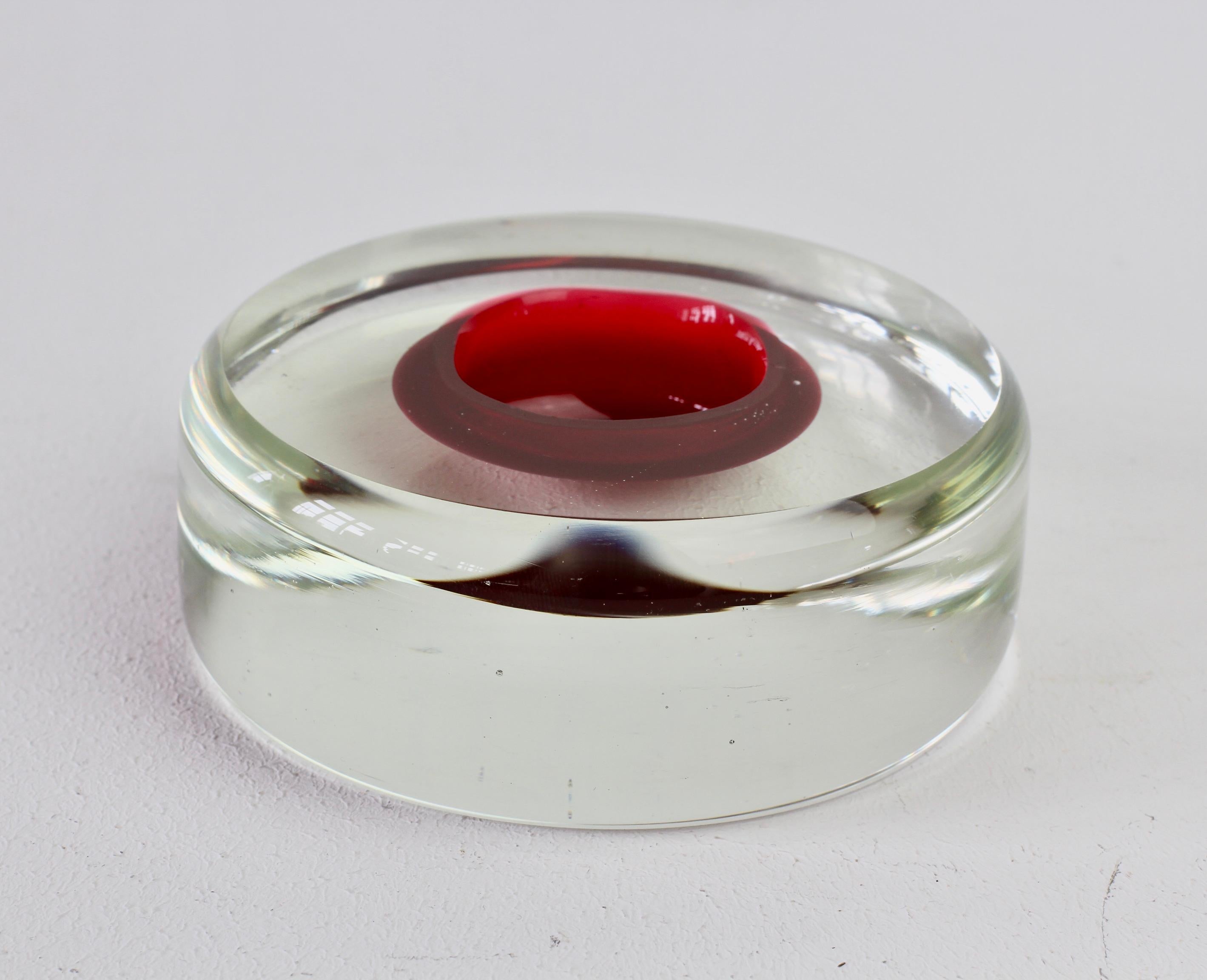 Cuenco, plato o cenicero vintage italiano de Murano Glass Sommerso rojo y transparente en venta 3