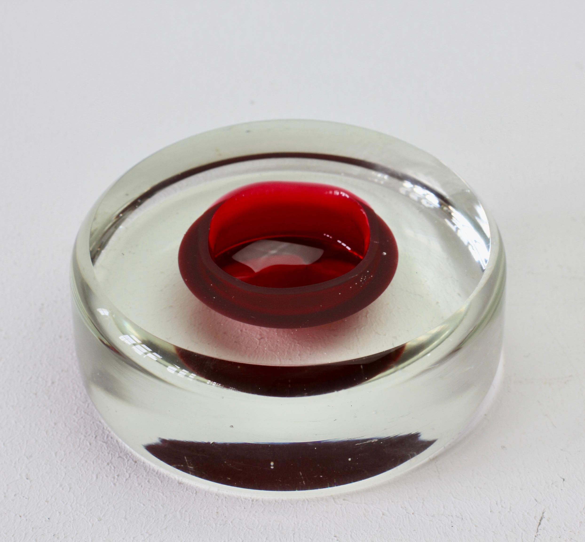 Cuenco, plato o cenicero vintage italiano de Murano Glass Sommerso rojo y transparente en venta 4
