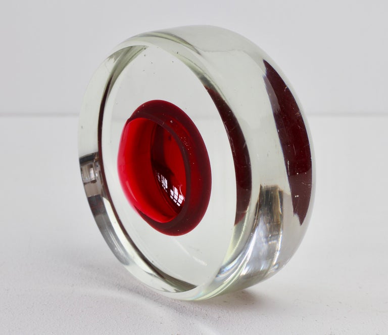 Antonio da Ros for Cenedese (attributed) heavy vintage Italian Murano glass bowl or ashtray, circa 1960-1970. Utilizing the Sommerso technique this heavy piece of glass features two submerged sections of red and clear glass to create a stunning
