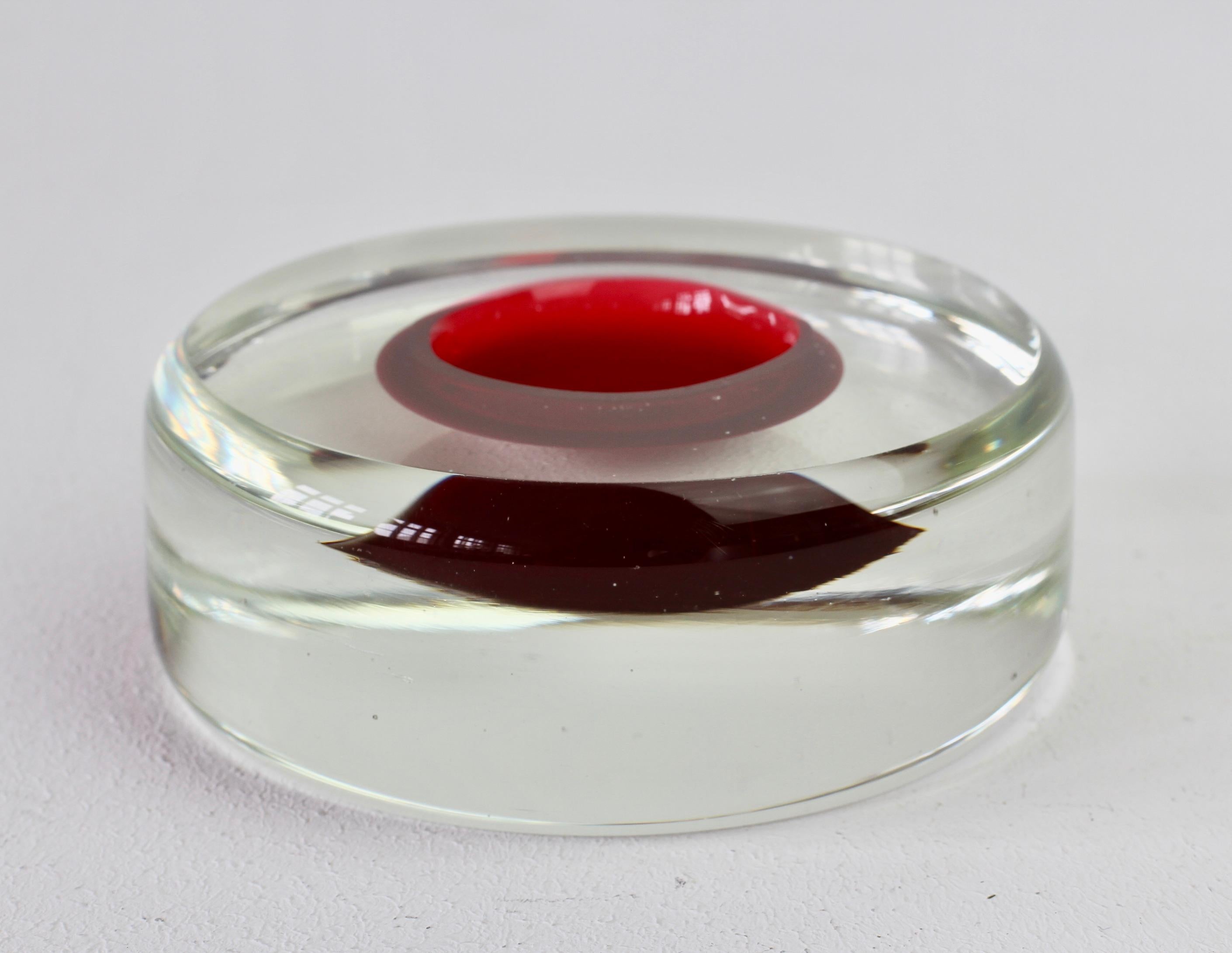 italien Vintage Italian Murano Red and Clear Sommerso Glass Bowl:: Dish or Ashtray en vente