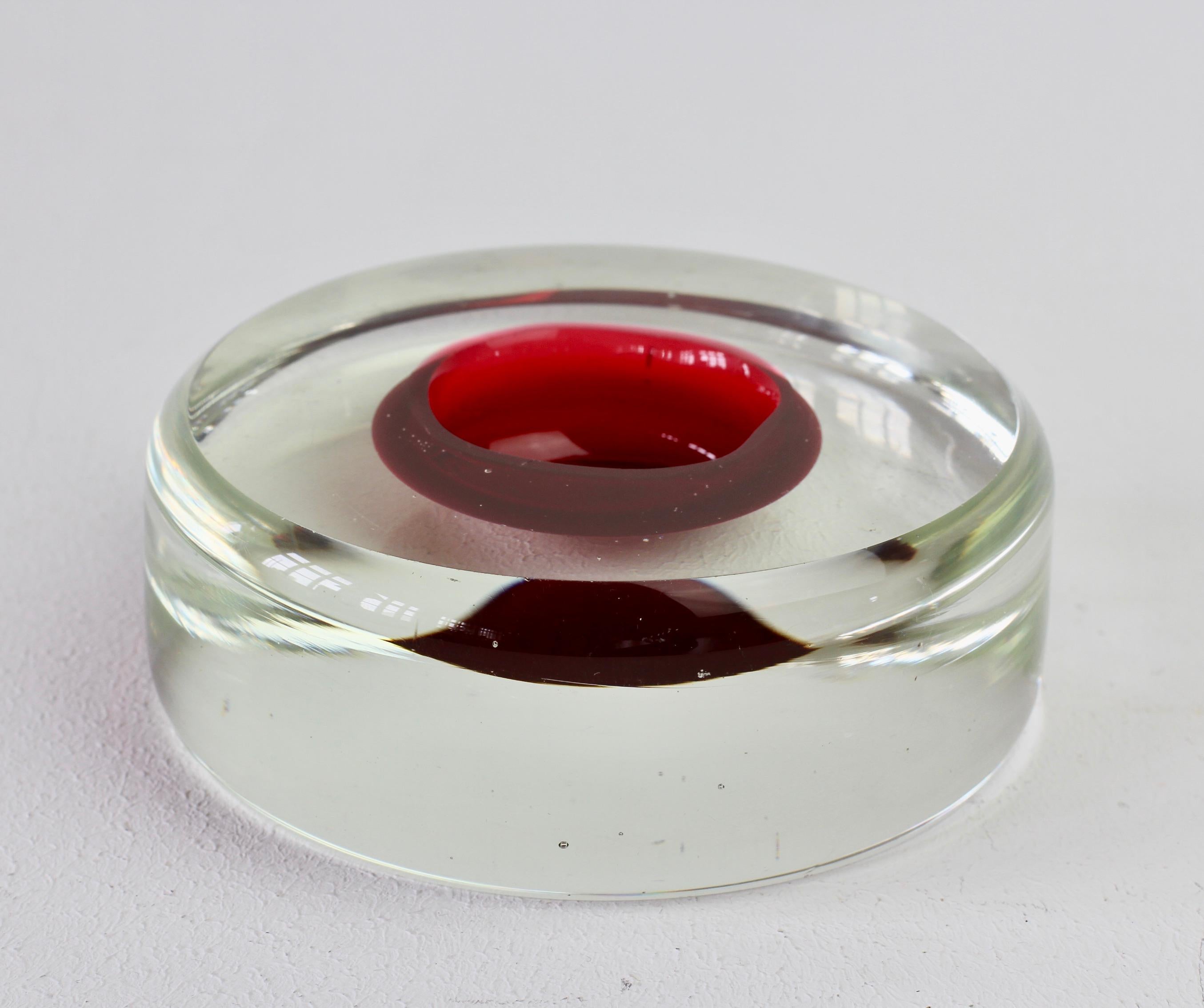 20ième siècle Vintage Italian Murano Red and Clear Sommerso Glass Bowl:: Dish or Ashtray en vente