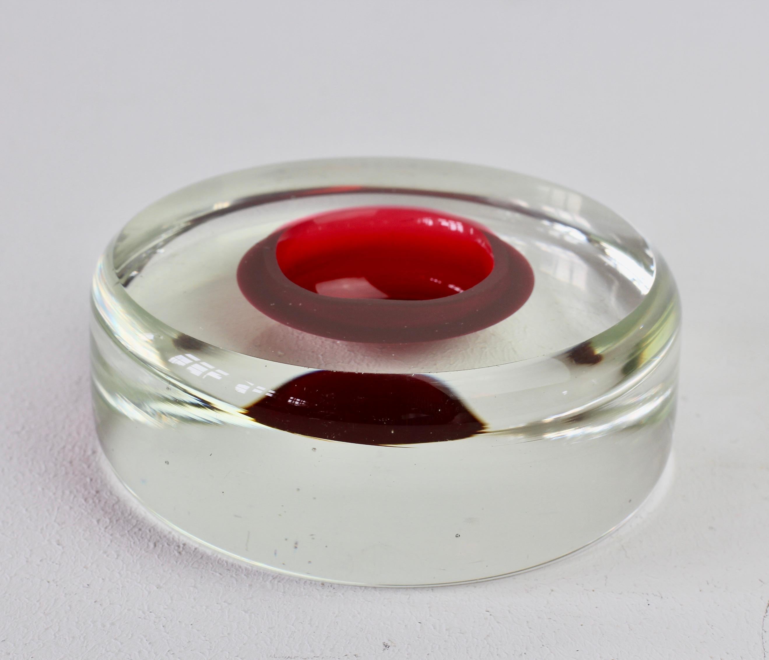 Verre Vintage Italian Murano Red and Clear Sommerso Glass Bowl:: Dish or Ashtray en vente