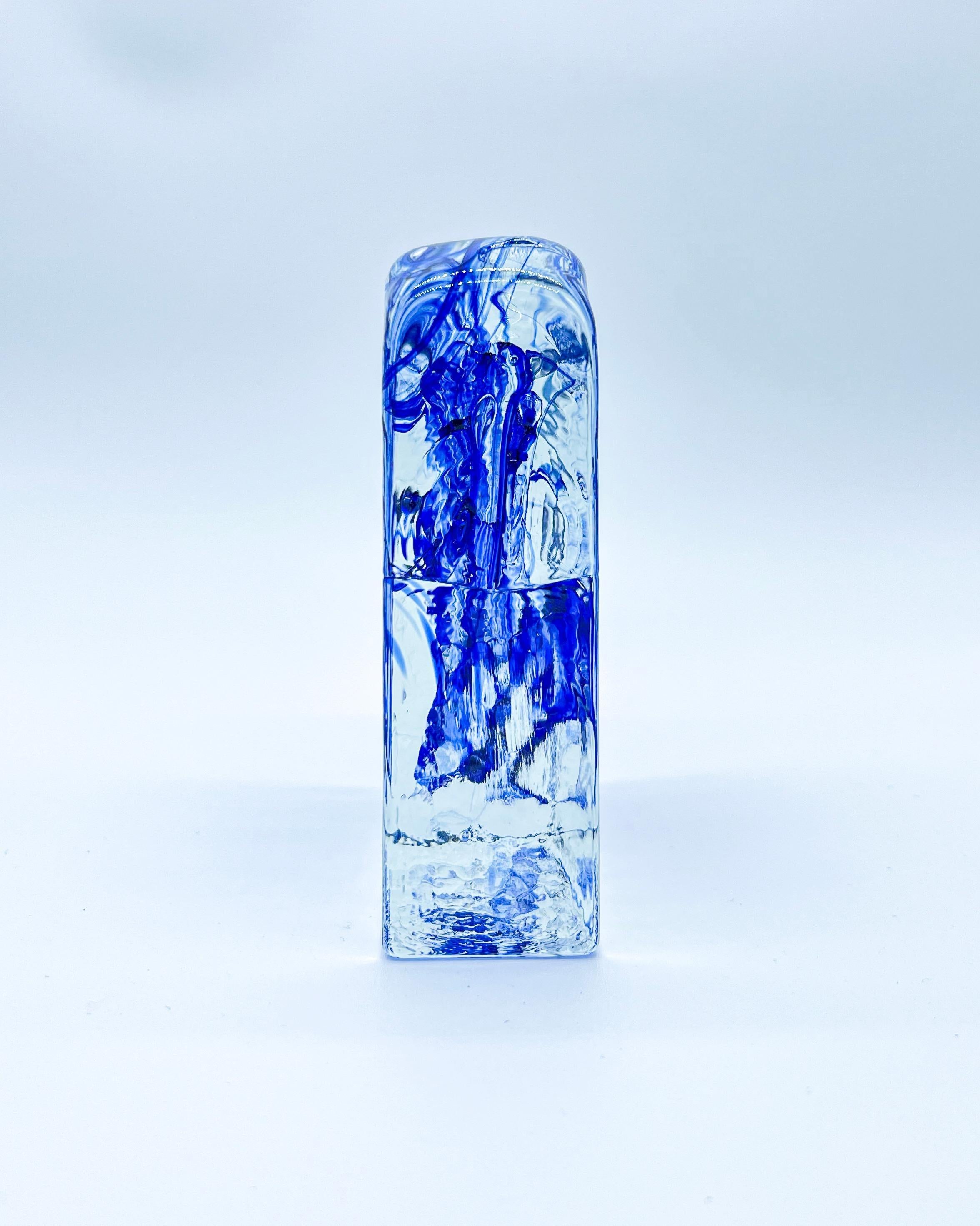 Moderne Petit vase sculptural italien vintage de Murano en verre dépoli transparent et bleu en vente