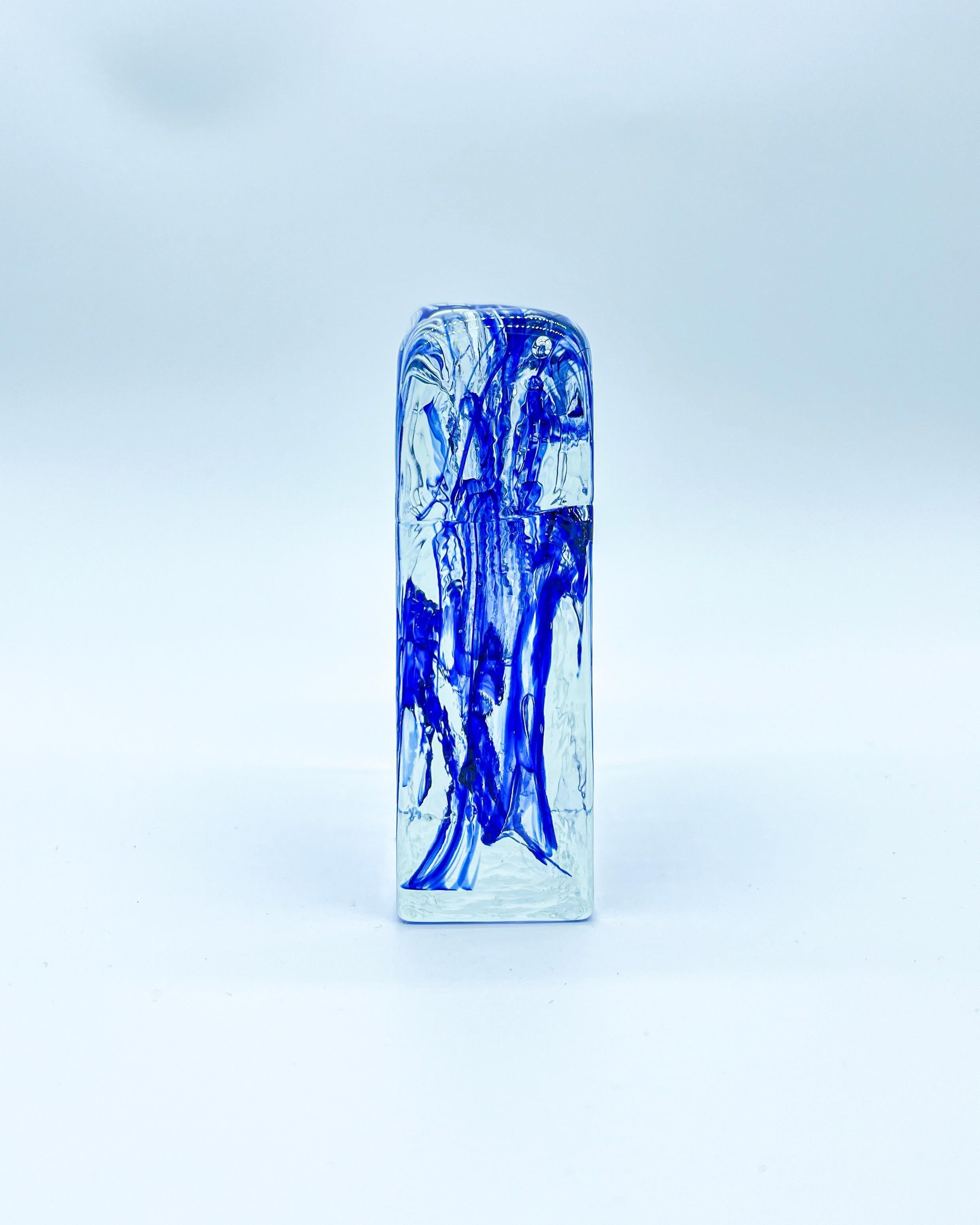Fin du 20e siècle Petit vase sculptural italien vintage de Murano en verre dépoli transparent et bleu en vente