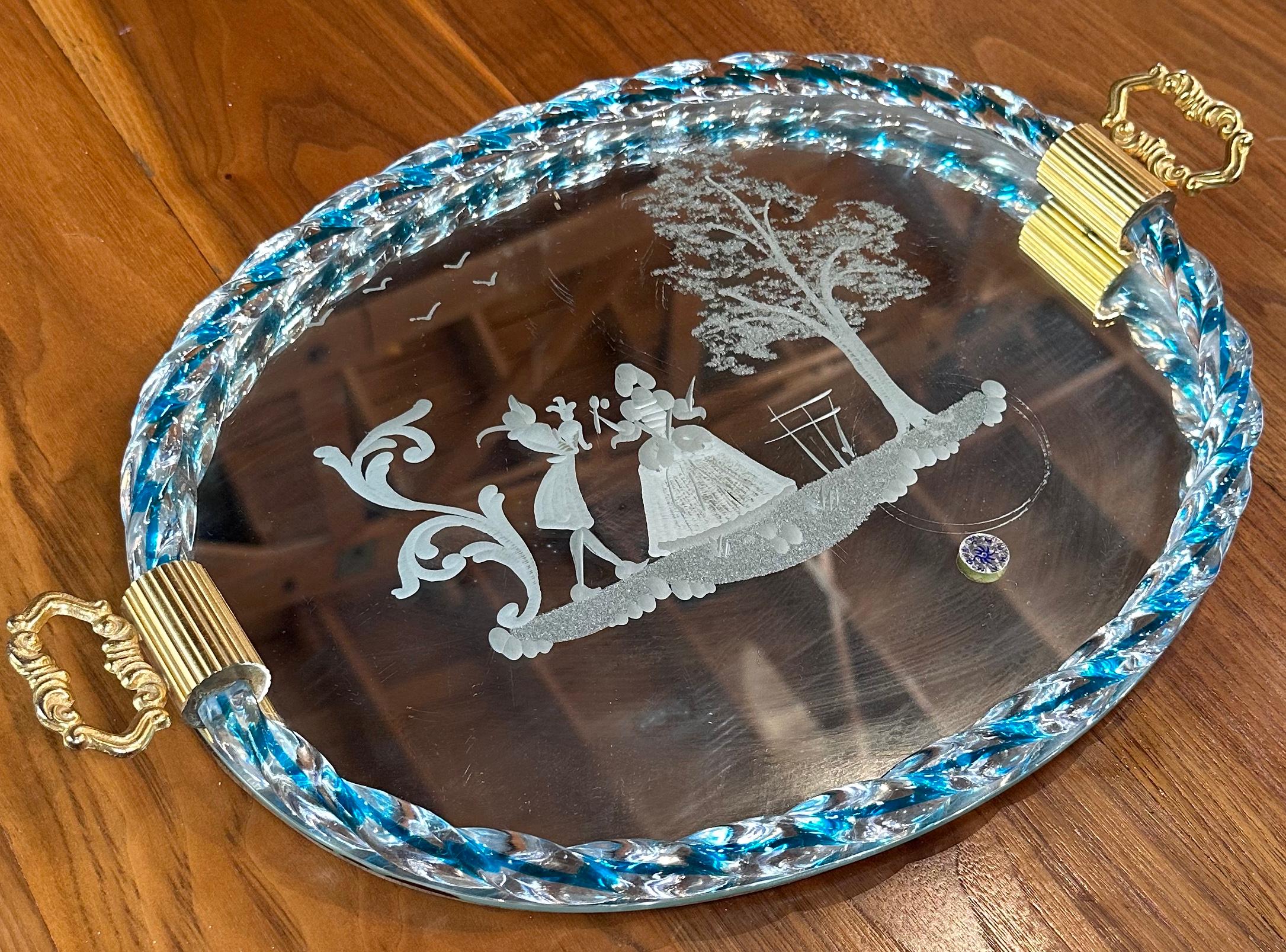Una bandeja vintage italiana de Murano de Venini de los años 40 muestra la elegancia intemporal de la cristalería veneciana. Fabricada por la prestigiosa Venini, esta bandeja es una obra maestra del arte del cristal de Murano, que encarna el estilo