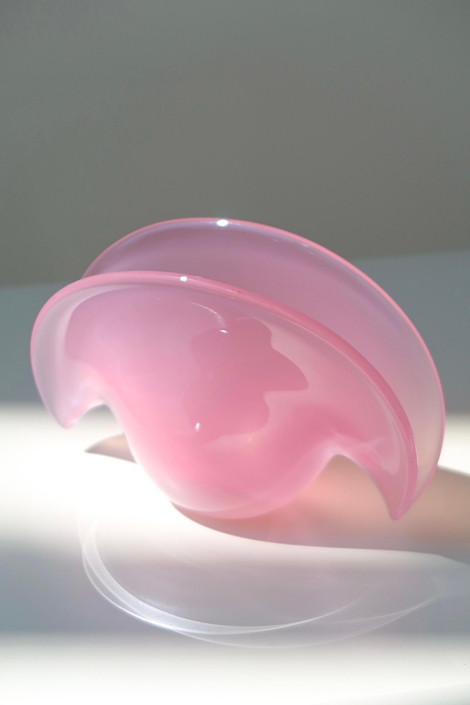 Vintage Italian Murano Vetri 1970 Pink Opal Shell Glass Bowl Signed In Good Condition For Sale In Copenhagen, DK