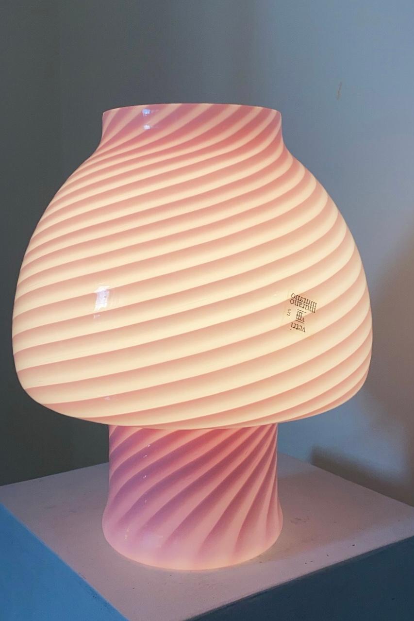 Vintage Murano Vetri lampe champignon de taille moyenne avec un abat-jour rose doux. La lampe est soufflée à la bouche dans une seule pièce de verre avec un tourbillon et donne une lumière vraiment confortable. Fabriqué à la main en Italie, dans les