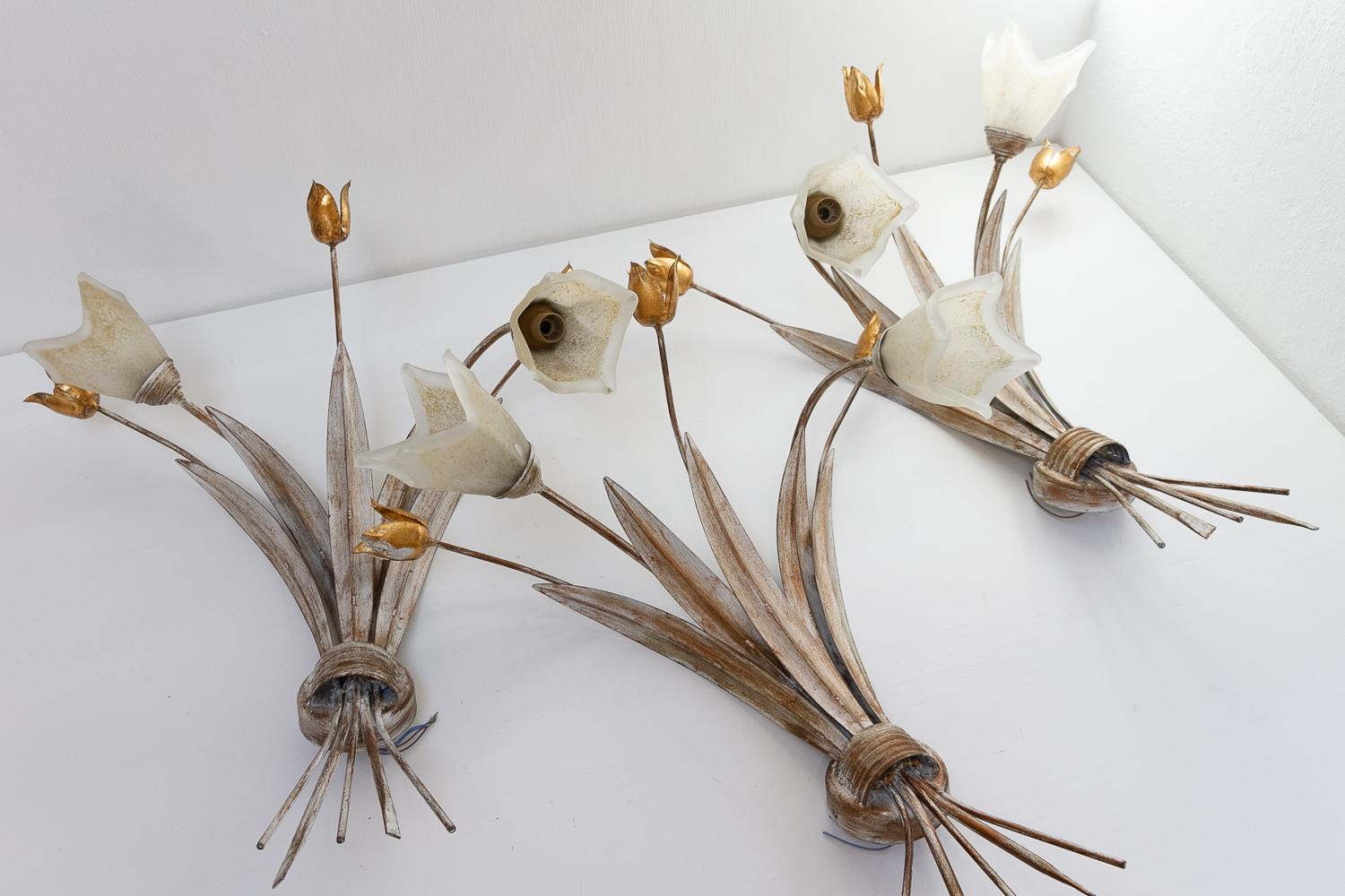 Italienischer Murano-Wandleuchter, 1980er Jahre.

Große Wandleuchte mit zwei tulpenförmigen Murano-Glasschirmen mit E14-Fassungen. Hergestellt in Italien in den 1980er Jahren. Außerdem ist er mit drei dekorativen goldenen Blütenköpfen und Blättern