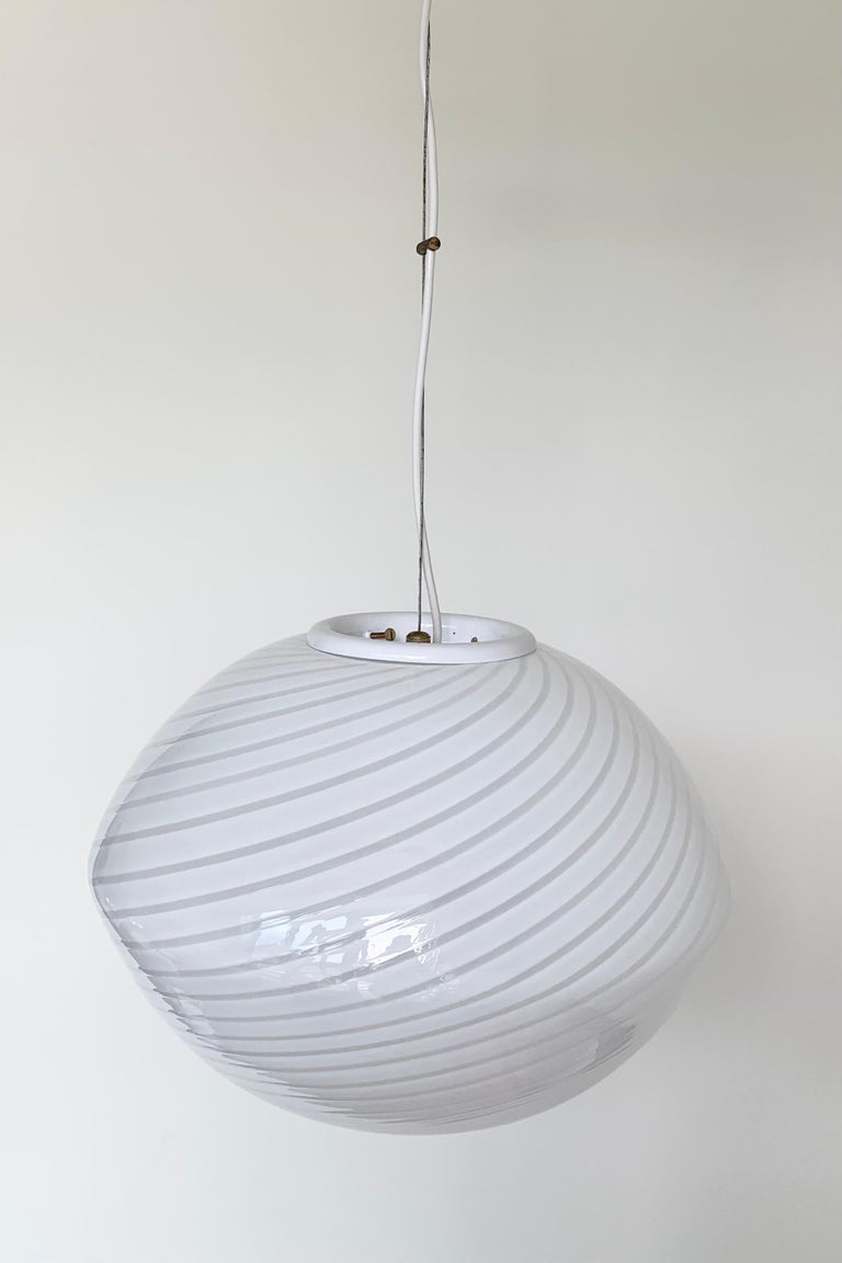 Other Vintage Italian Murano white swirl ceiling lamp pendant D: 40 cm For Sale