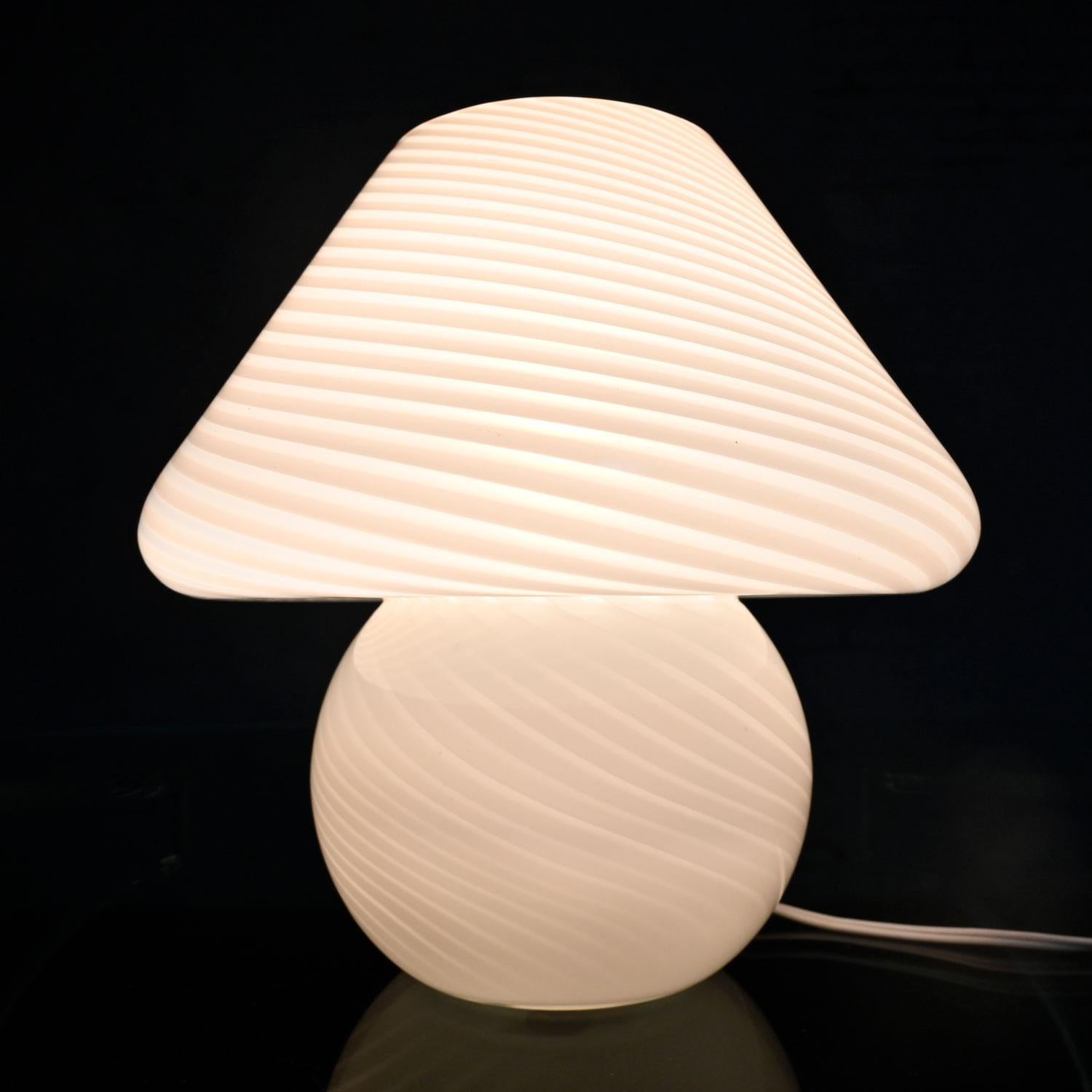 Vintage Italian Murano White Swirled Blown Glass Mushroom Table Lamp 1 Piece In Good Condition In Topeka, KS