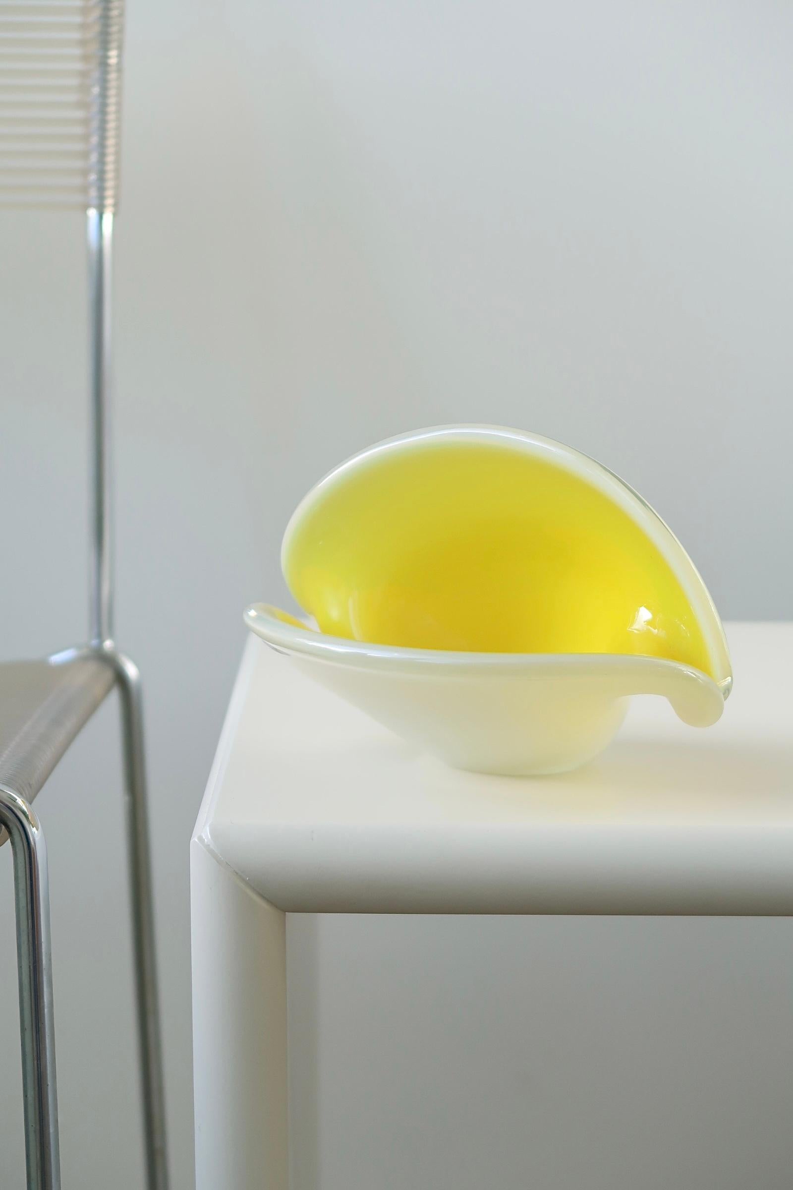 Vintage Italian Murano Yellow Shell Glass Bowl In Good Condition For Sale In Copenhagen, DK