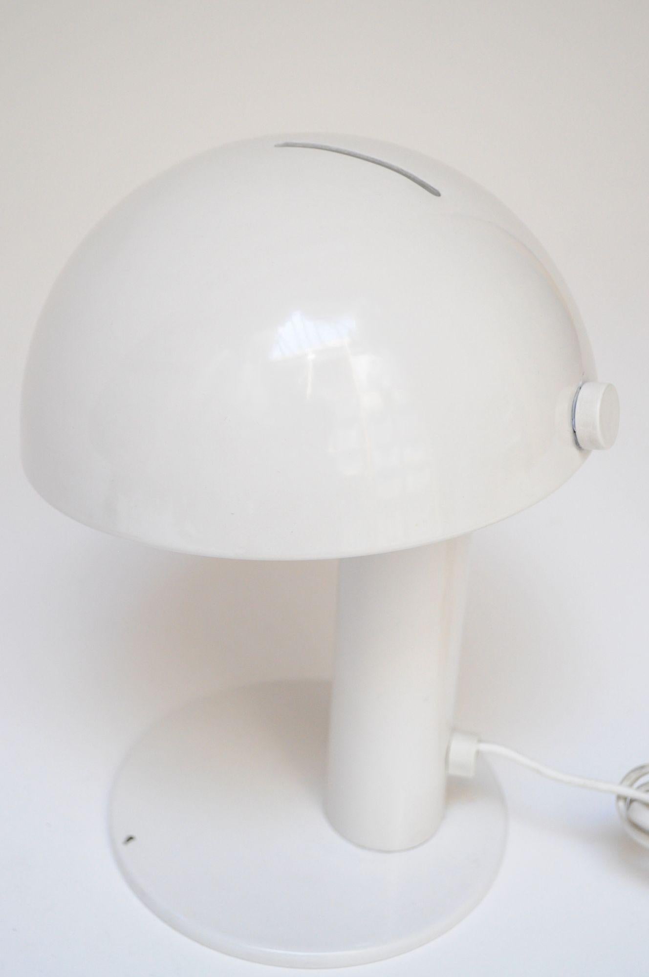 Lampe de table italienne vintage Mushroom en métal émaillé avec abat-jour pivotant Bon état - En vente à Brooklyn, NY