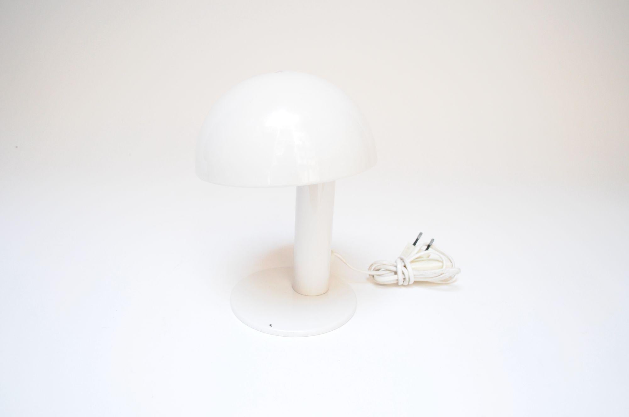 Mid-Century Modern Lampe de table italienne vintage Mushroom en métal émaillé avec abat-jour pivotant en vente