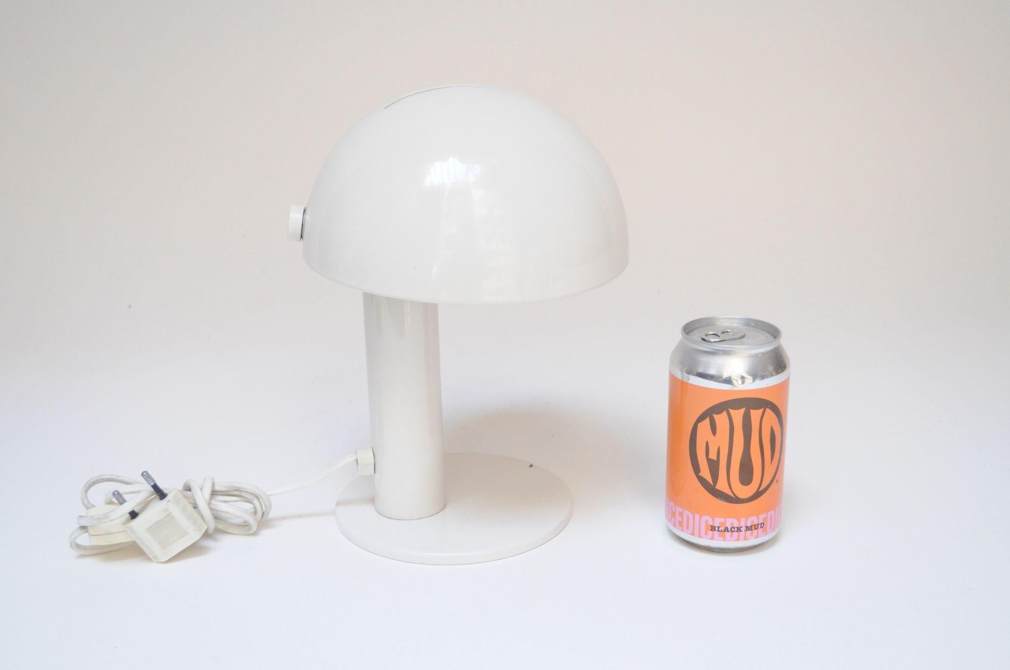 Métal Lampe de table italienne vintage Mushroom en métal émaillé avec abat-jour pivotant en vente