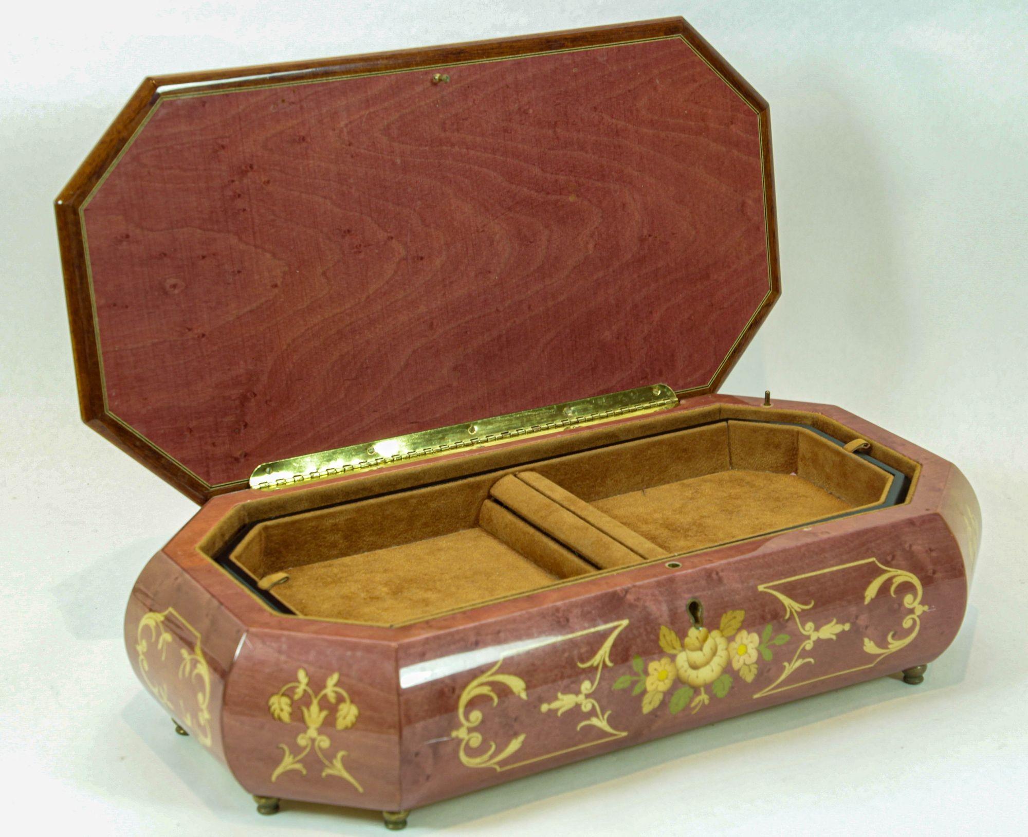 Vintage Italian large footed music box in pink color with top finely hand painted and wood inlaid with Italian lute and foliages floral decor, brass hardware, 2 compartiment inside and one removable top tray.
Large Vintage Italian handcrafted wooden